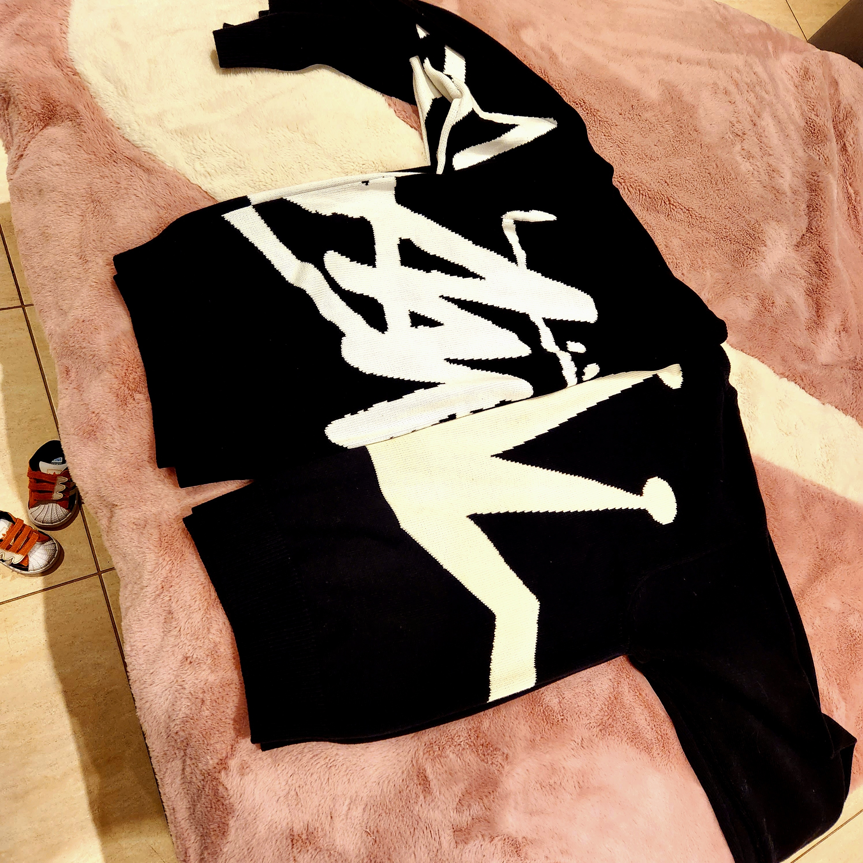 Stussy Stock Sweater Black, Nike x Sacai Blazer Low Black Patent Leather 착용 스타일 - 2