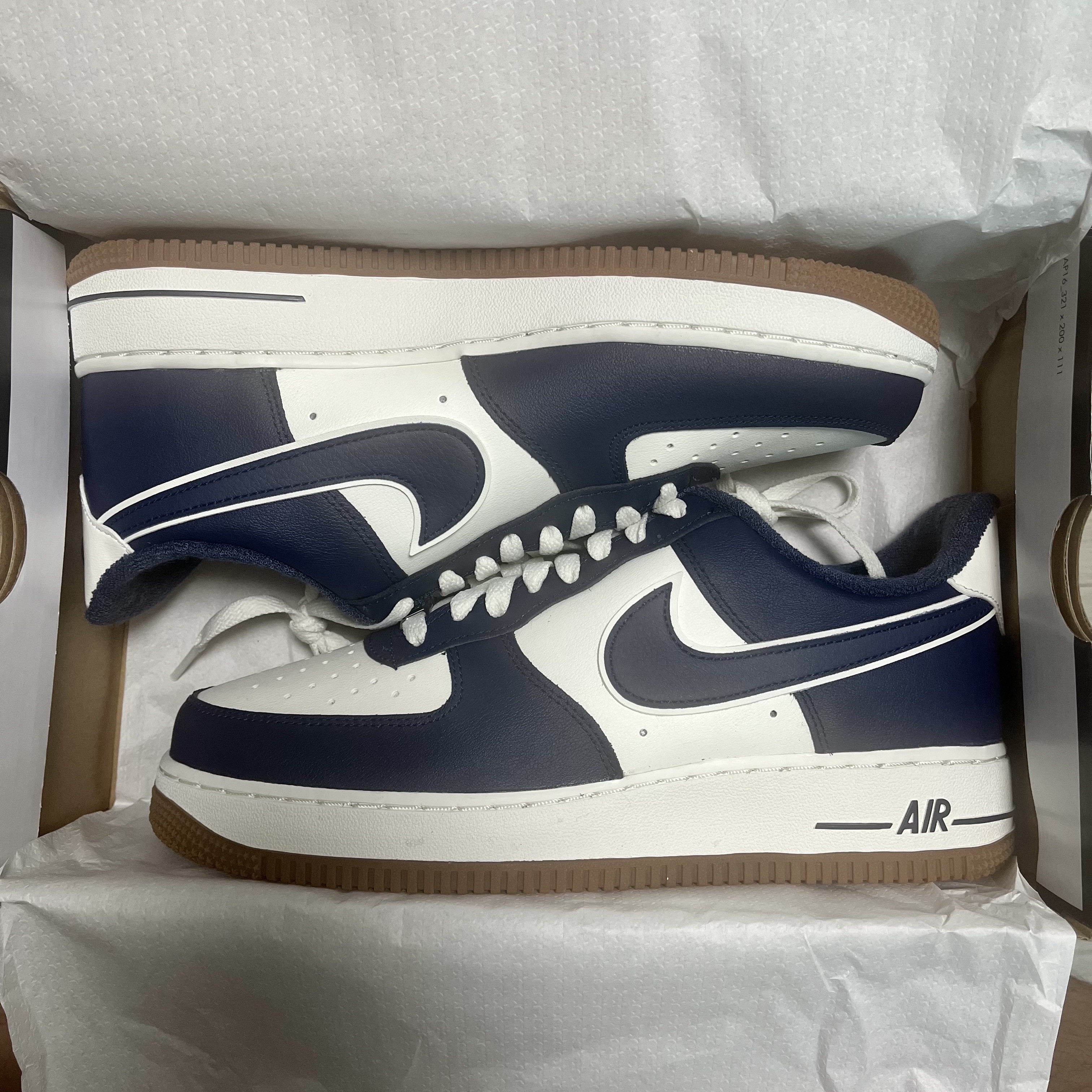 Nike Air Force 1 '07 LV8 Midnight Navy 착용 스타일