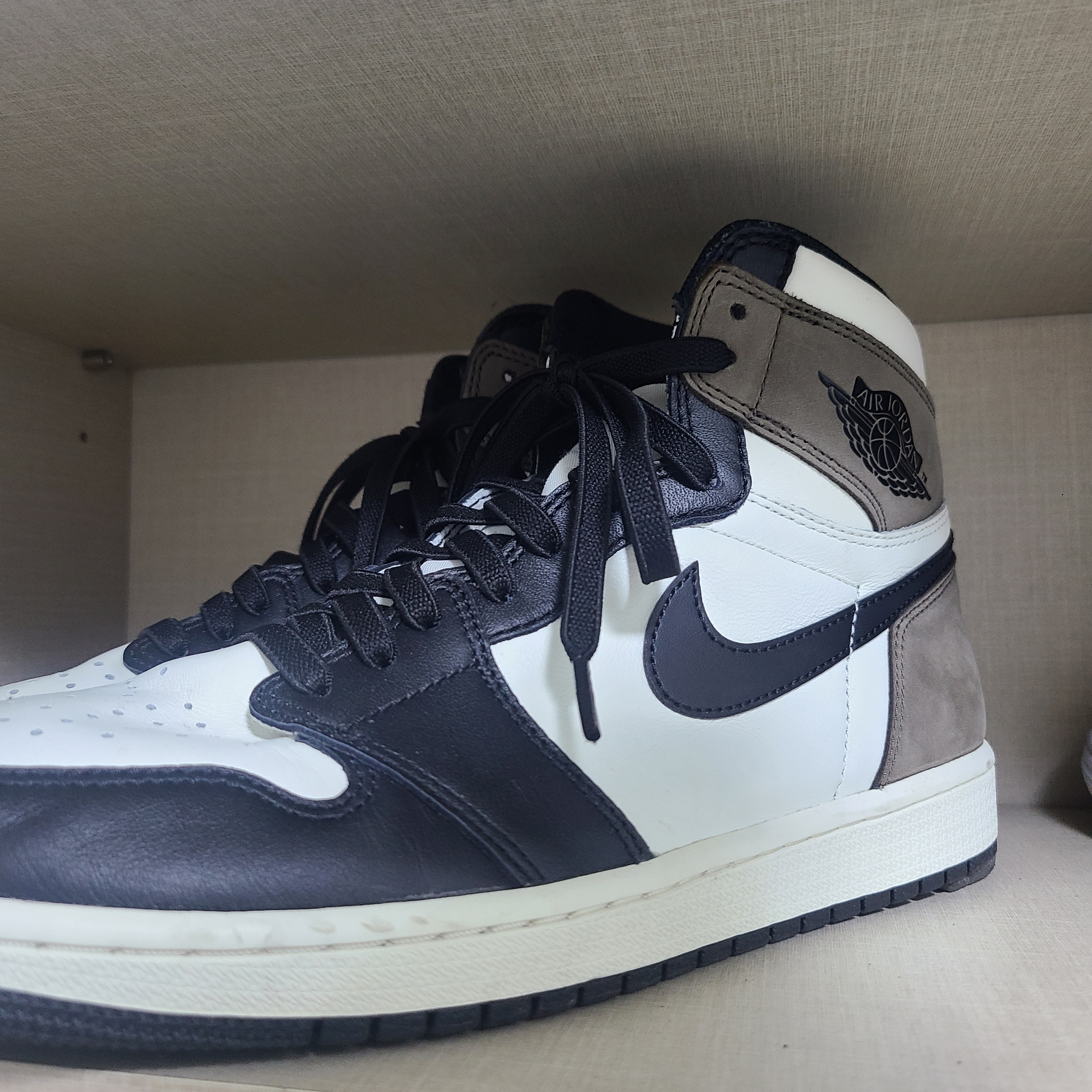 Jordan 1 Retro High OG Black Mocha 착용 스타일 - 2