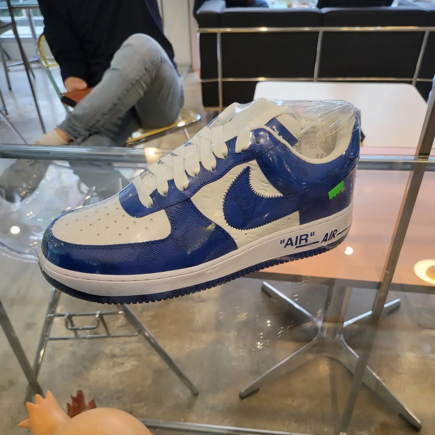 Maison Mihara Yasuhiro Wayne OG Sole Leather Low-top Sneakers Gray White, Stussy Dyed Nylon Bomber Navy 착용 스타일 - 4