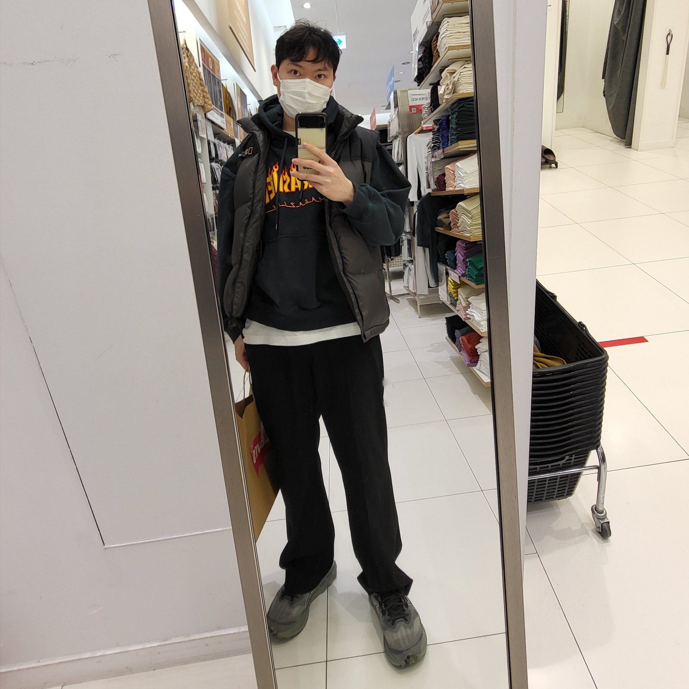 Asics Novablast 2 LE Green, Casetify x IAB Studio Galaxy Black Logo Case Clear Black 착용 스타일 - 1