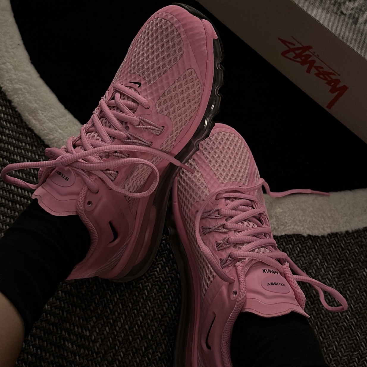 Stussy 8 Ball Rug Black, Nike x Stussy Air Max 2013 Psychic Pink 착용 스타일 - 2