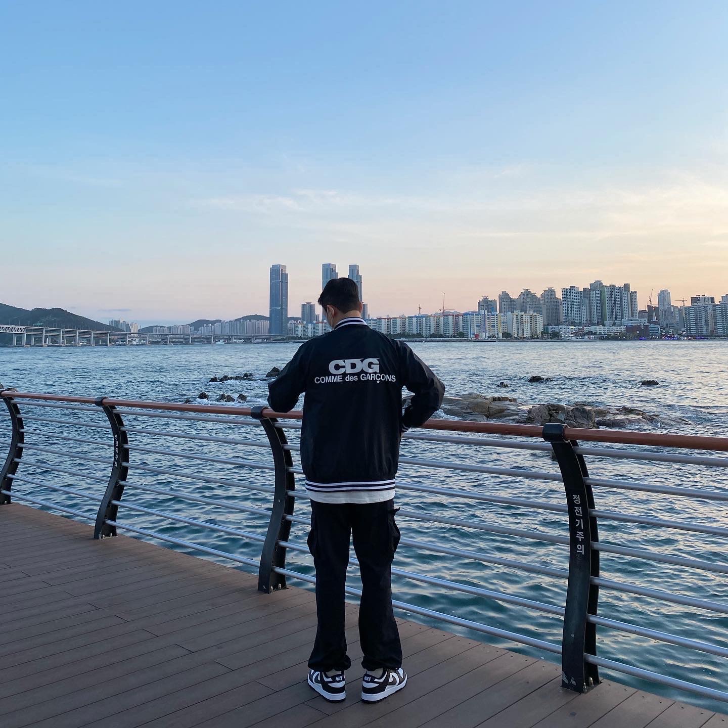 CDG Varsity Jacket Navy, Nike Dunk Low Retro Black 착용 스타일 - 1