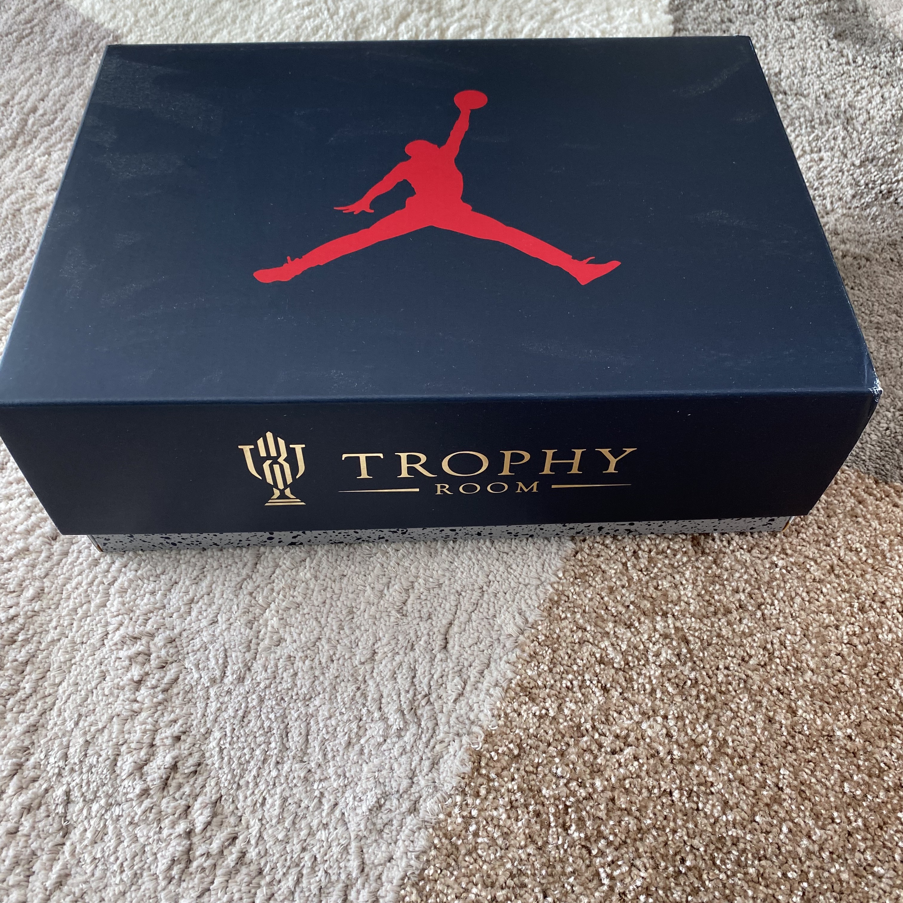 Jordan 7 x Trophy Room Retro SP True Red and Obsidian 착용 스타일 - 1