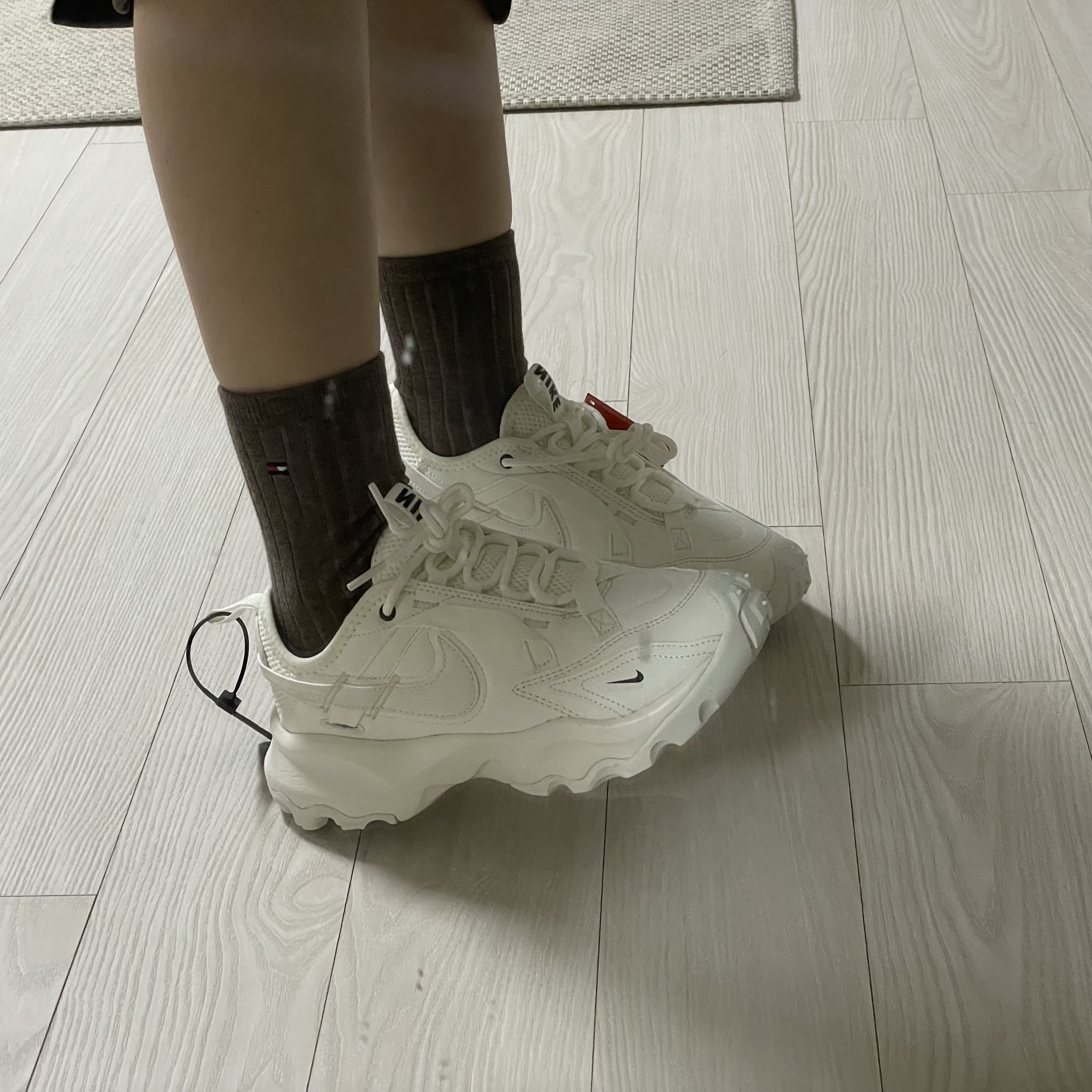 (W) Nike TC 7900 Summit White 착용 스타일 - 2