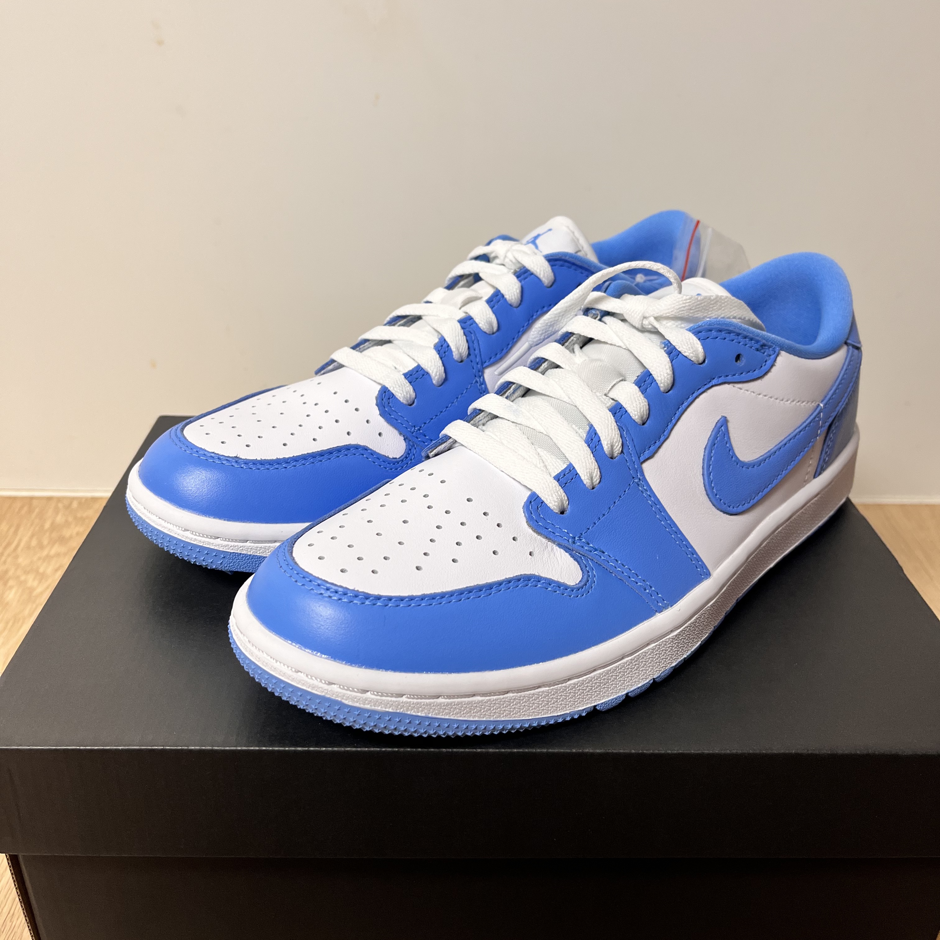 Jordan 1 Low Golf White and University Blue 착용 스타일 - 2