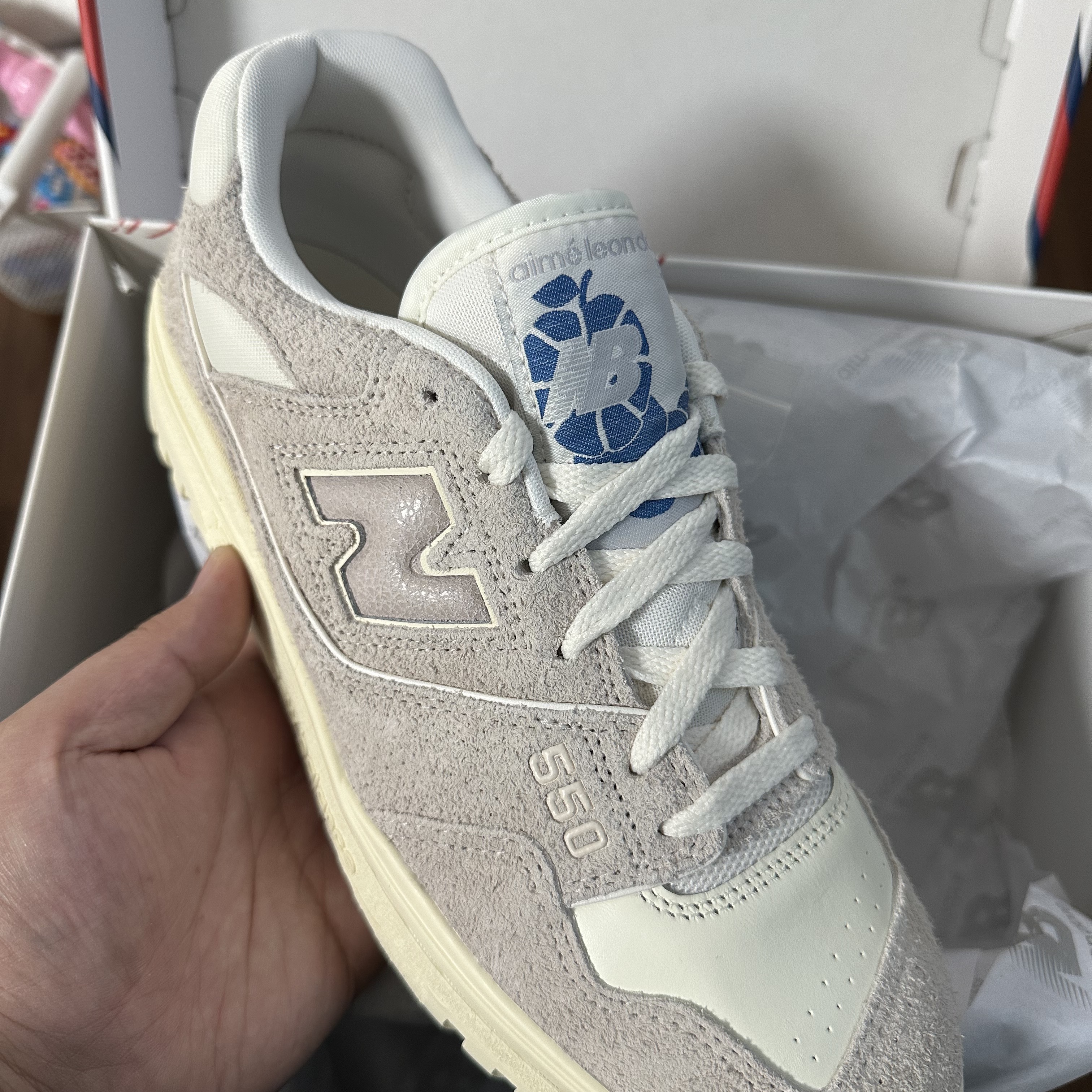 New Balance x Aime Leon Dore 550 Grey Suede 착용 스타일 - 1