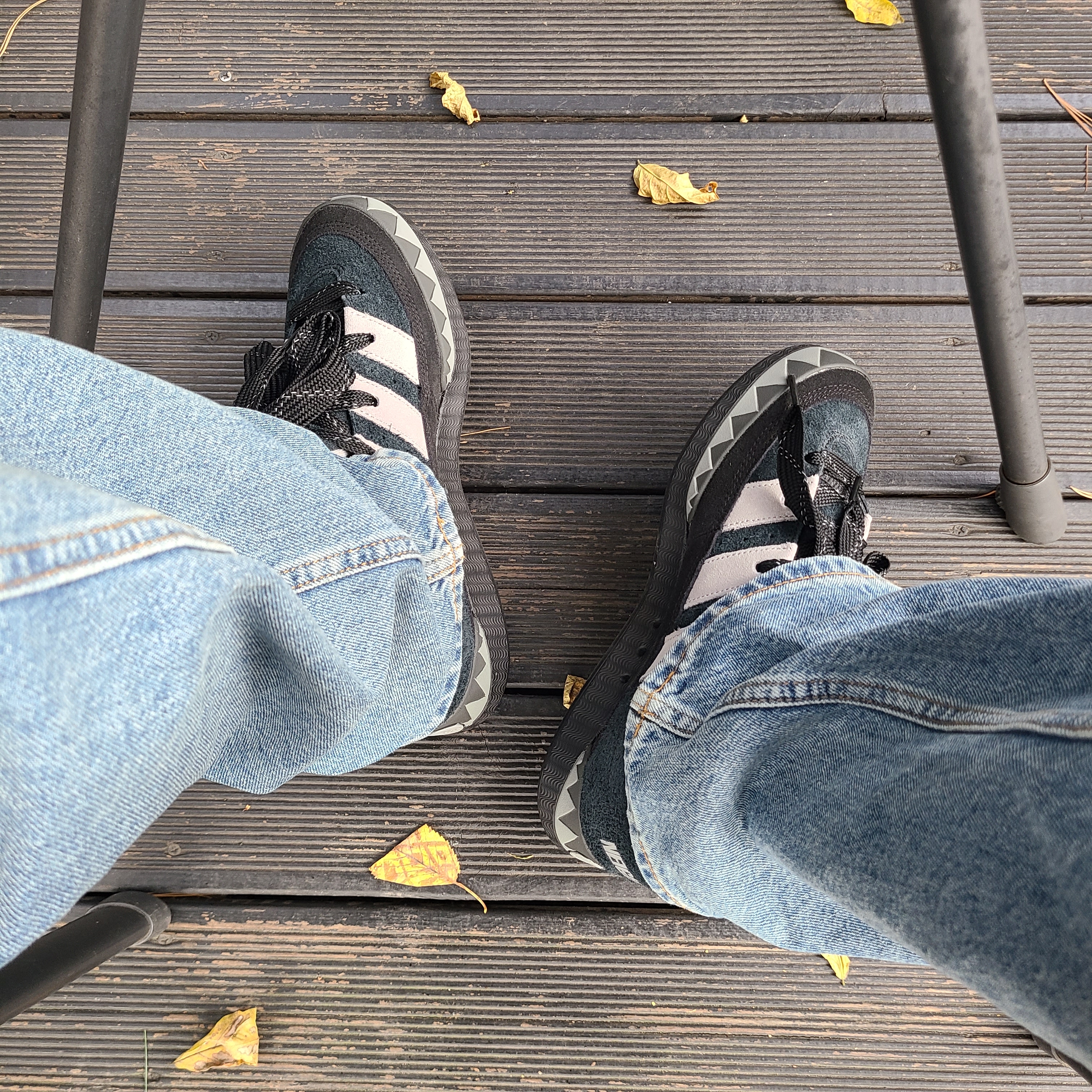 Adidas x Neighborhood Adimatic Core Black, Essentials The Core Collection Relaxed Crewneck Sweatshirt Dark Oatmeal 착용 스타일 - 2