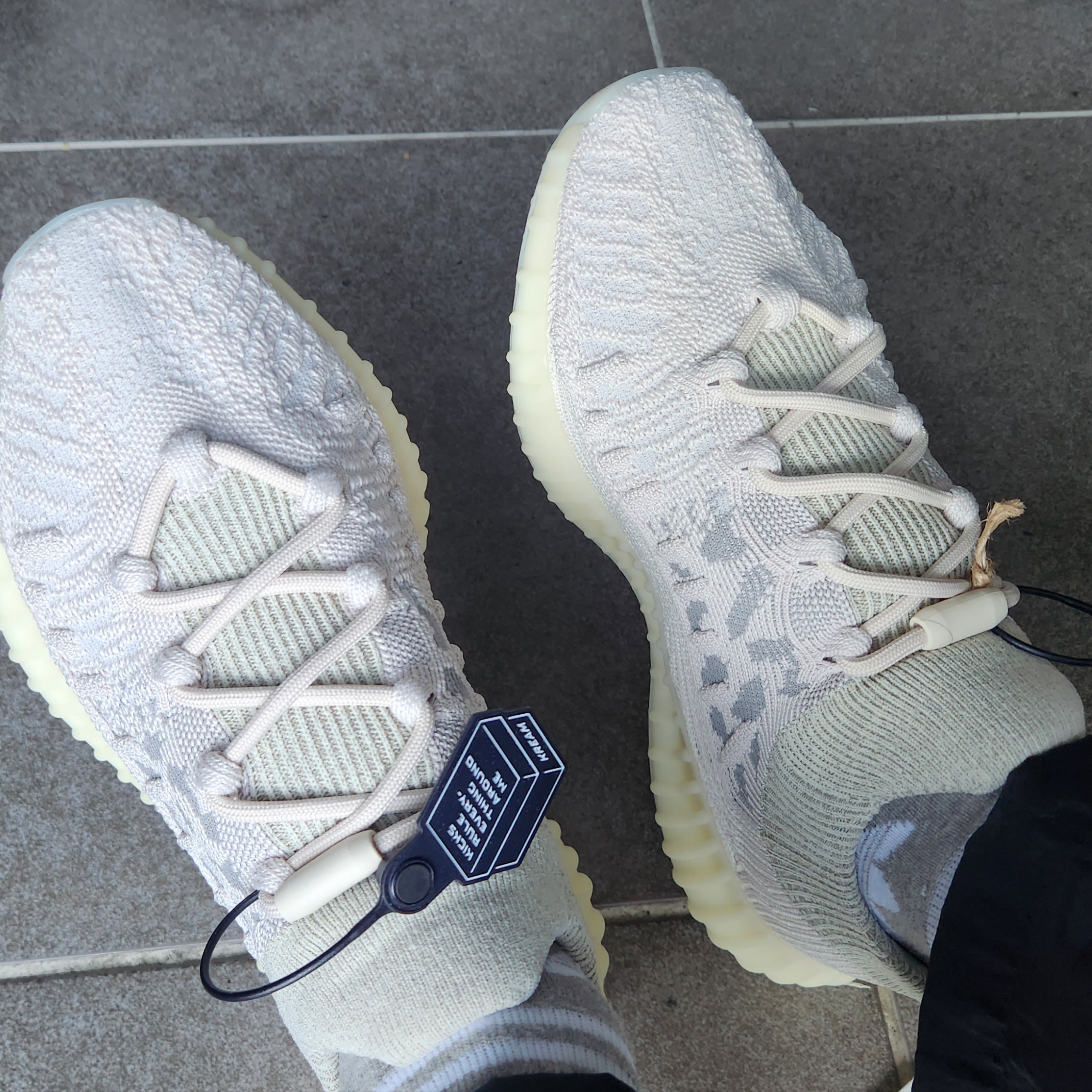 Adidas Yeezy 350 V2 CMPCT Slate Bone 2022/2023 착용 스타일