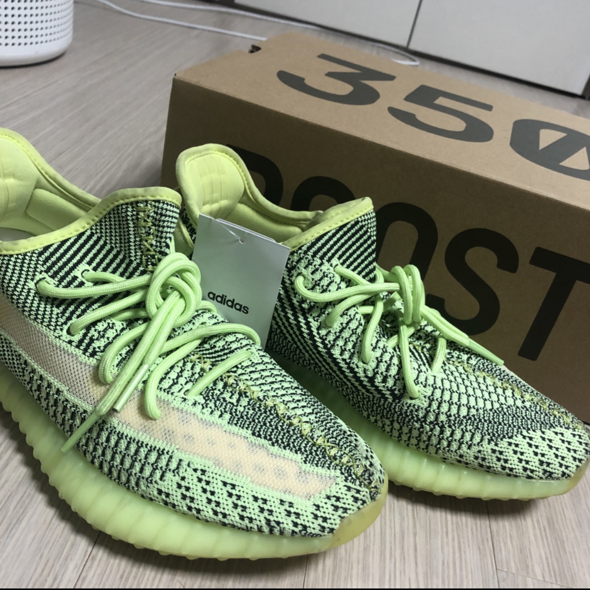 Adidas Yeezy Boost 350 V2 Yeezreel - Non-Reflective 착용 스타일