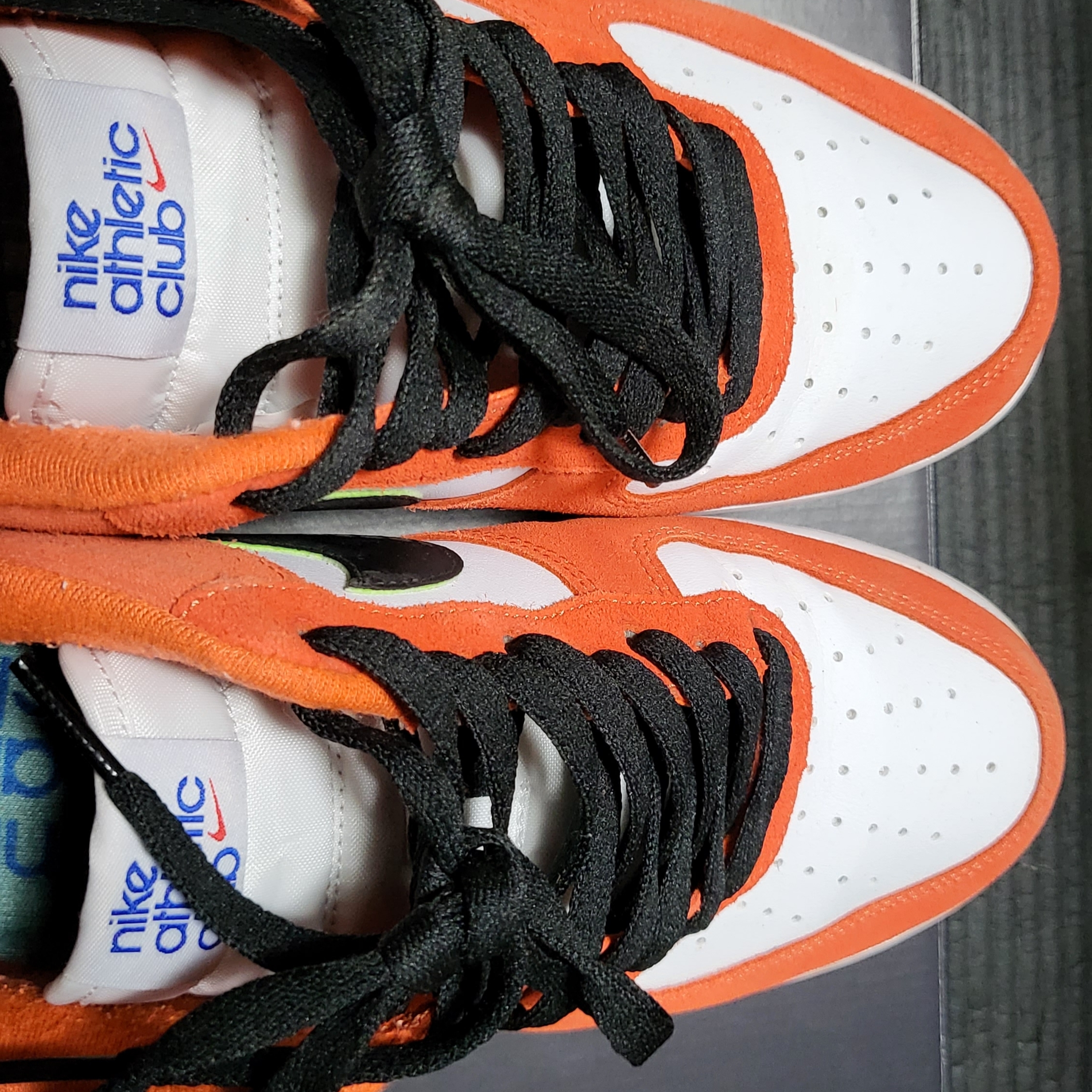 Nike Air Force 1 '07 LV8 Athletic Club Rush Orange Washed Teal 착용 스타일 - 2