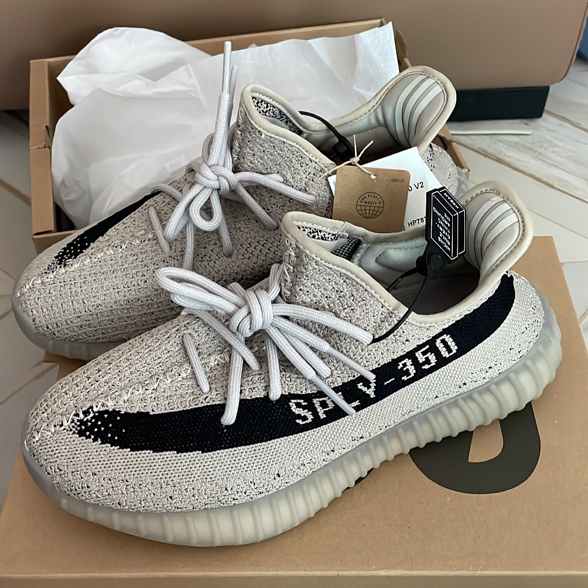 Adidas Yeezy Boost 350 V2 Slate Core Black 2022/2023 착용 스타일 - 1