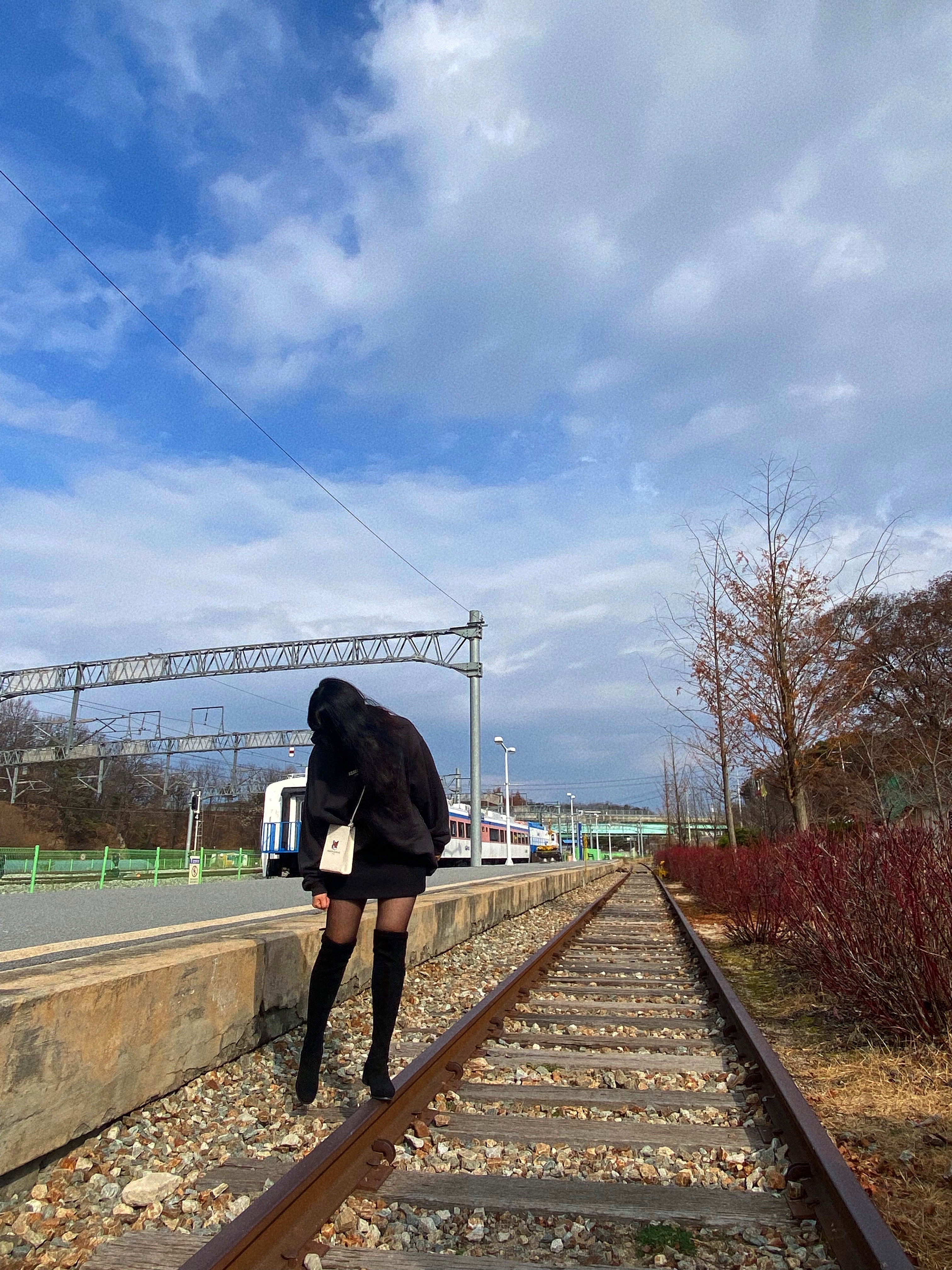 Essentials Relaxed Hoodie Iron - 22SS, Maison Kitsune x Laneige Crossbody Bag 착용 스타일