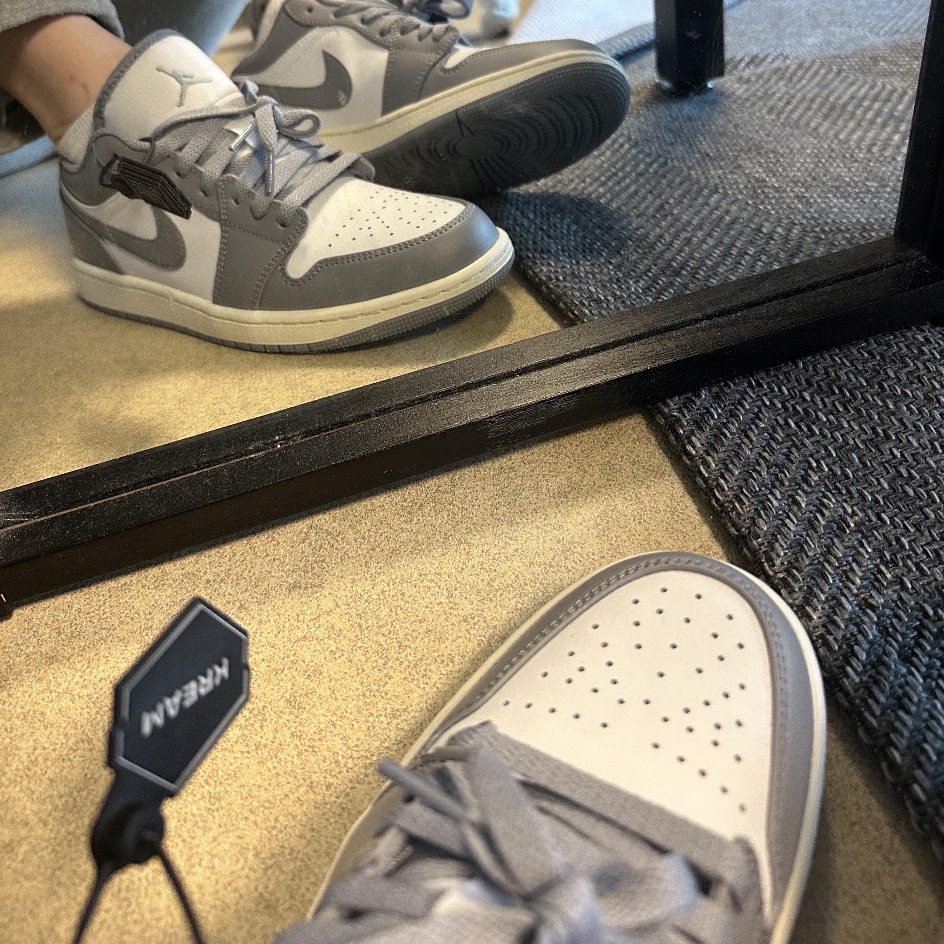 Jordan 1 Low Stealth and White 착용 스타일