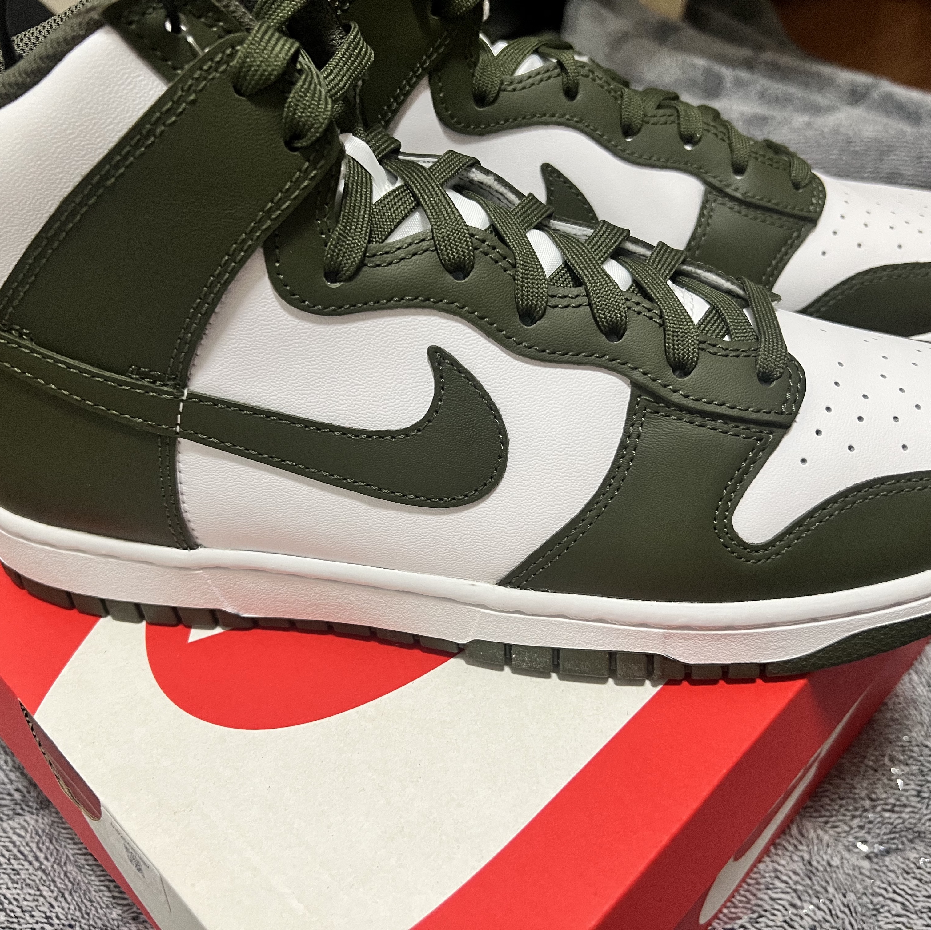Nike Dunk High Retro Championship Khaki 착용 스타일