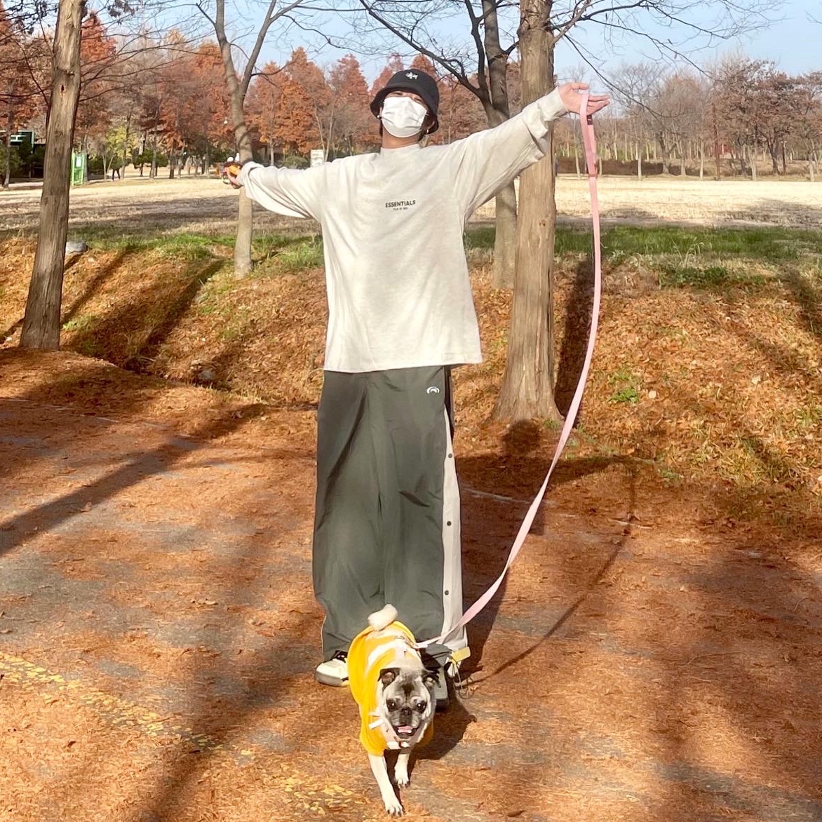 Jordan 5 x Off-White Retro SP Sail Fire Red, Essentials The Core Collection Long Sleeve T-Shirt Light Oatmeal 착용 스타일 - 3