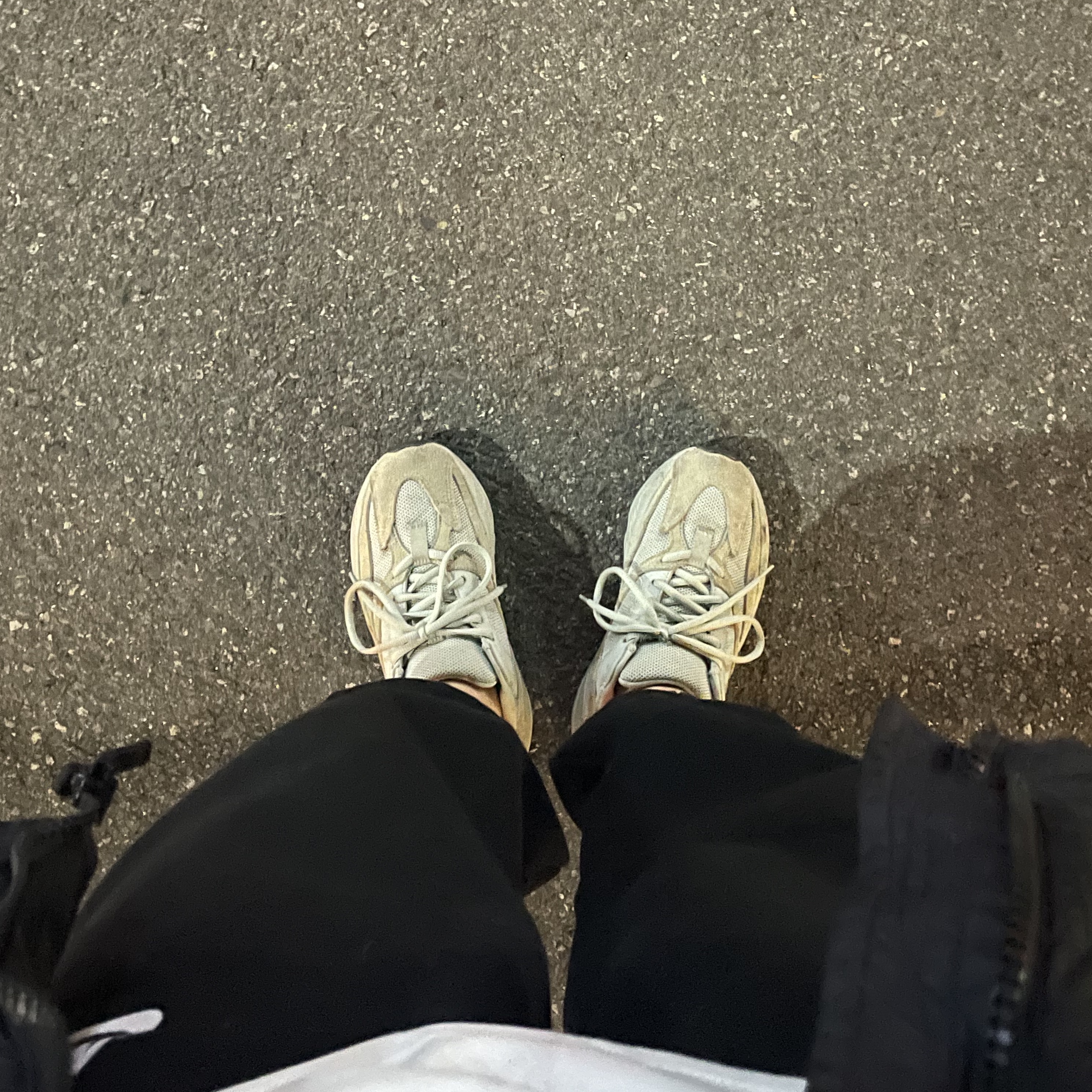 Adidas Yeezy Boost 700 Salt 착용 스타일