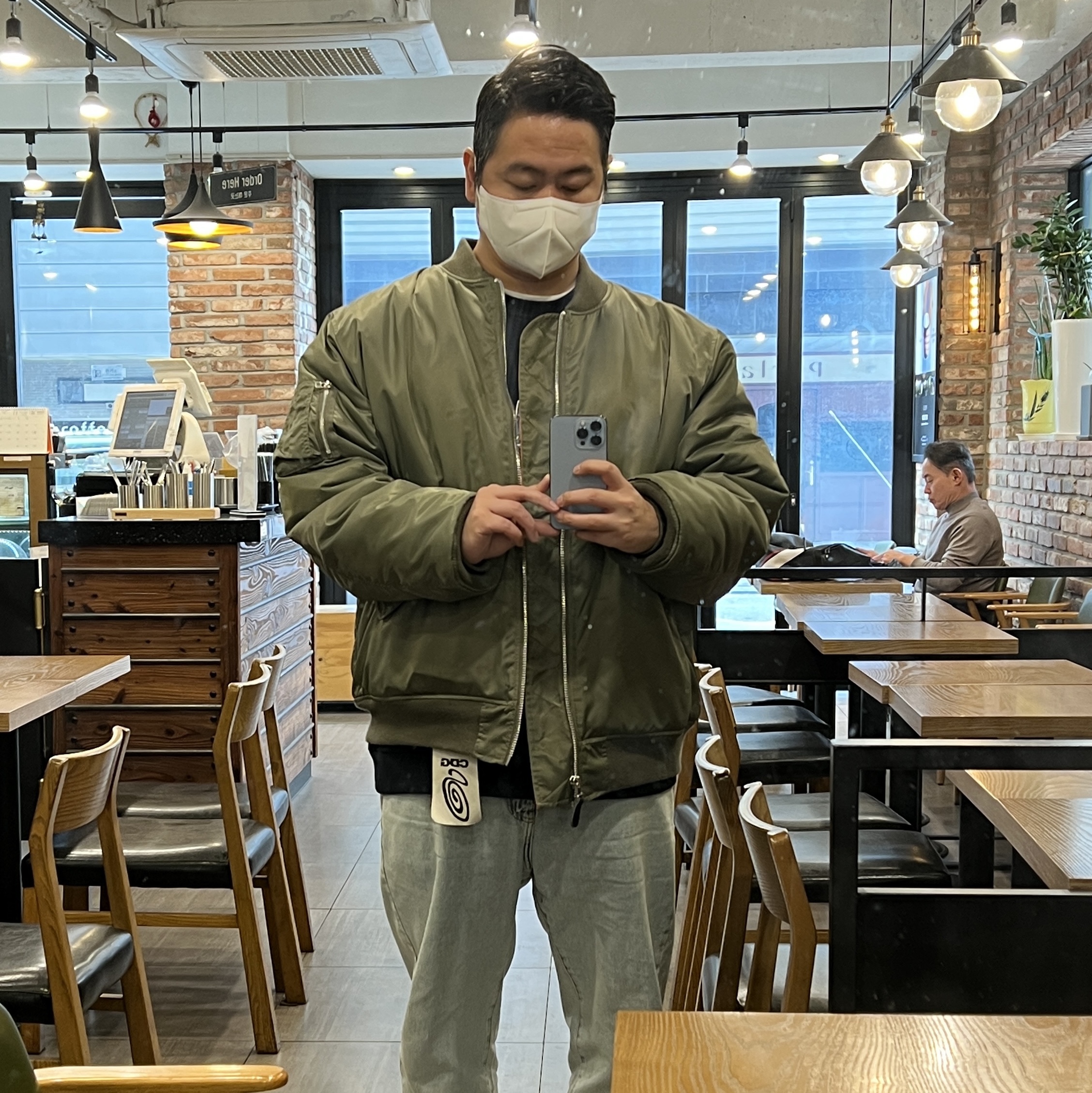 Stussy x CDG MA-1 Jacket Olive 착용 스타일 - 2