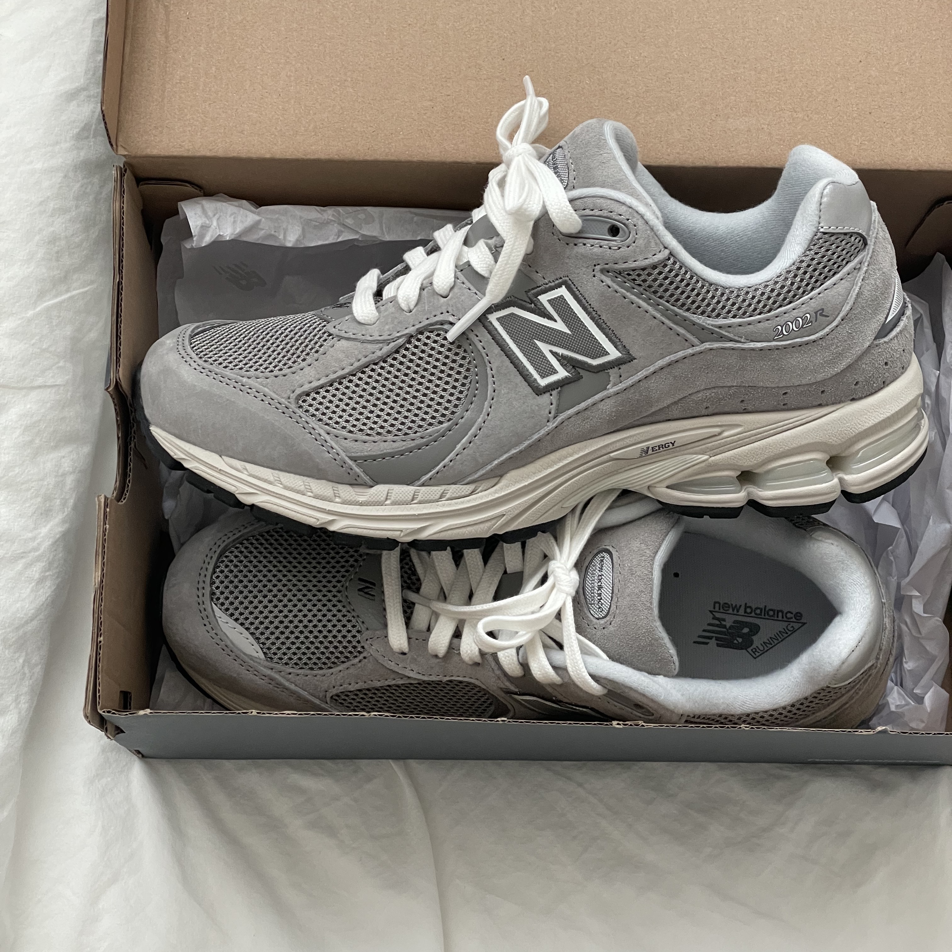 New Balance 2002R Grey 착용 스타일 - 1