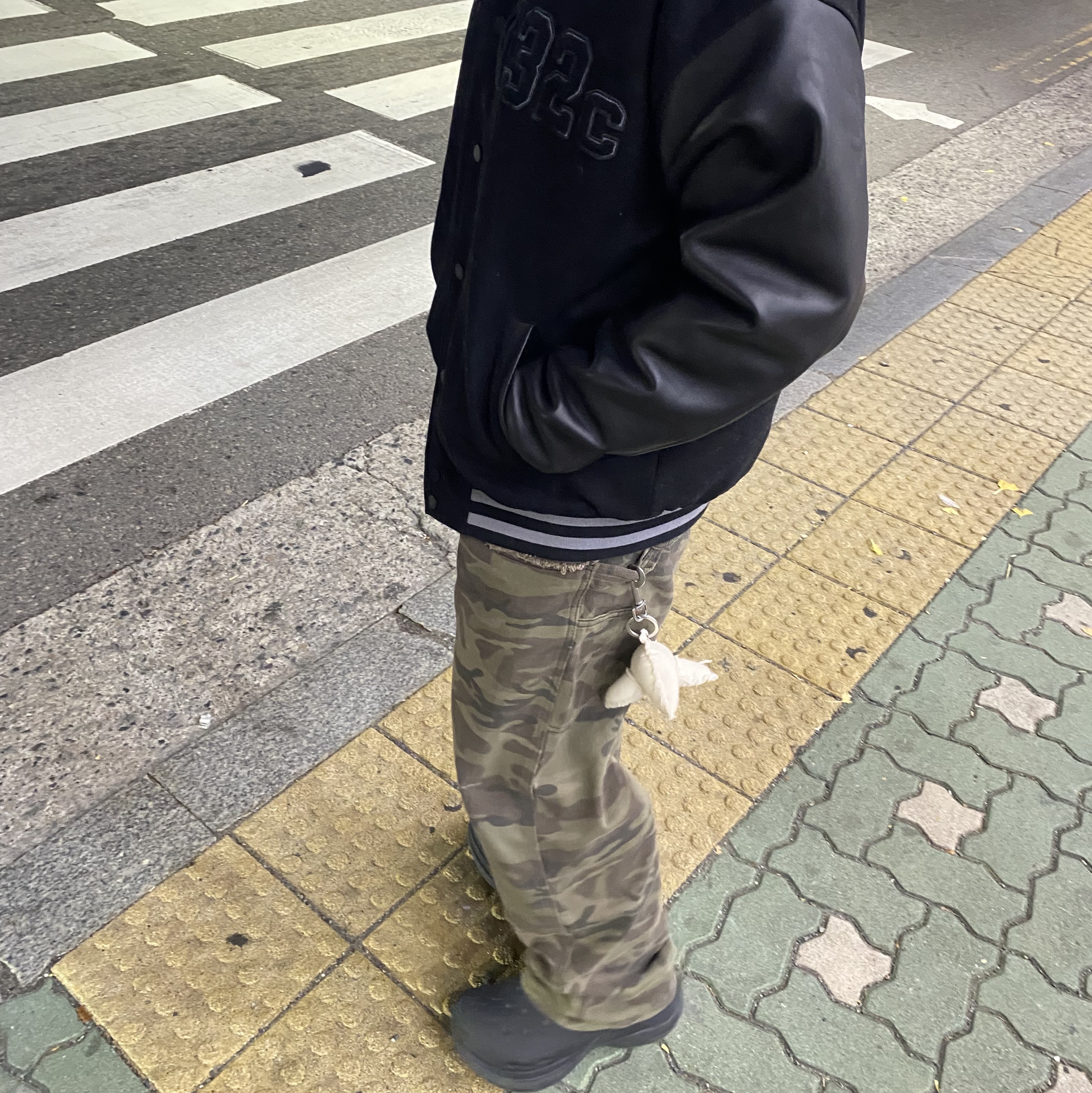 Balenciaga x Crocs Rubber Boot Black 착용 스타일 - 2
