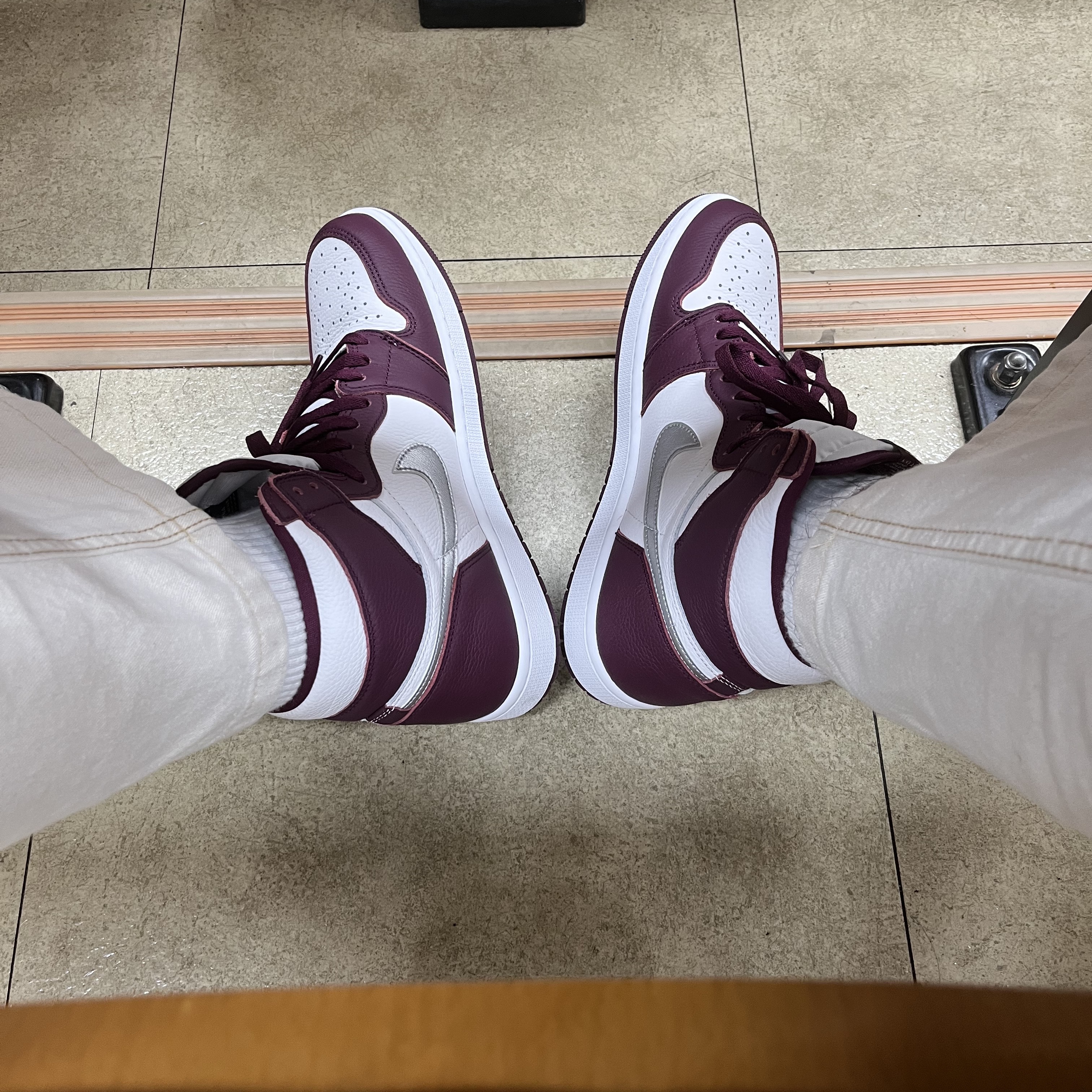 Jordan 1 Retro High OG Bordeaux 착용 스타일 - 1