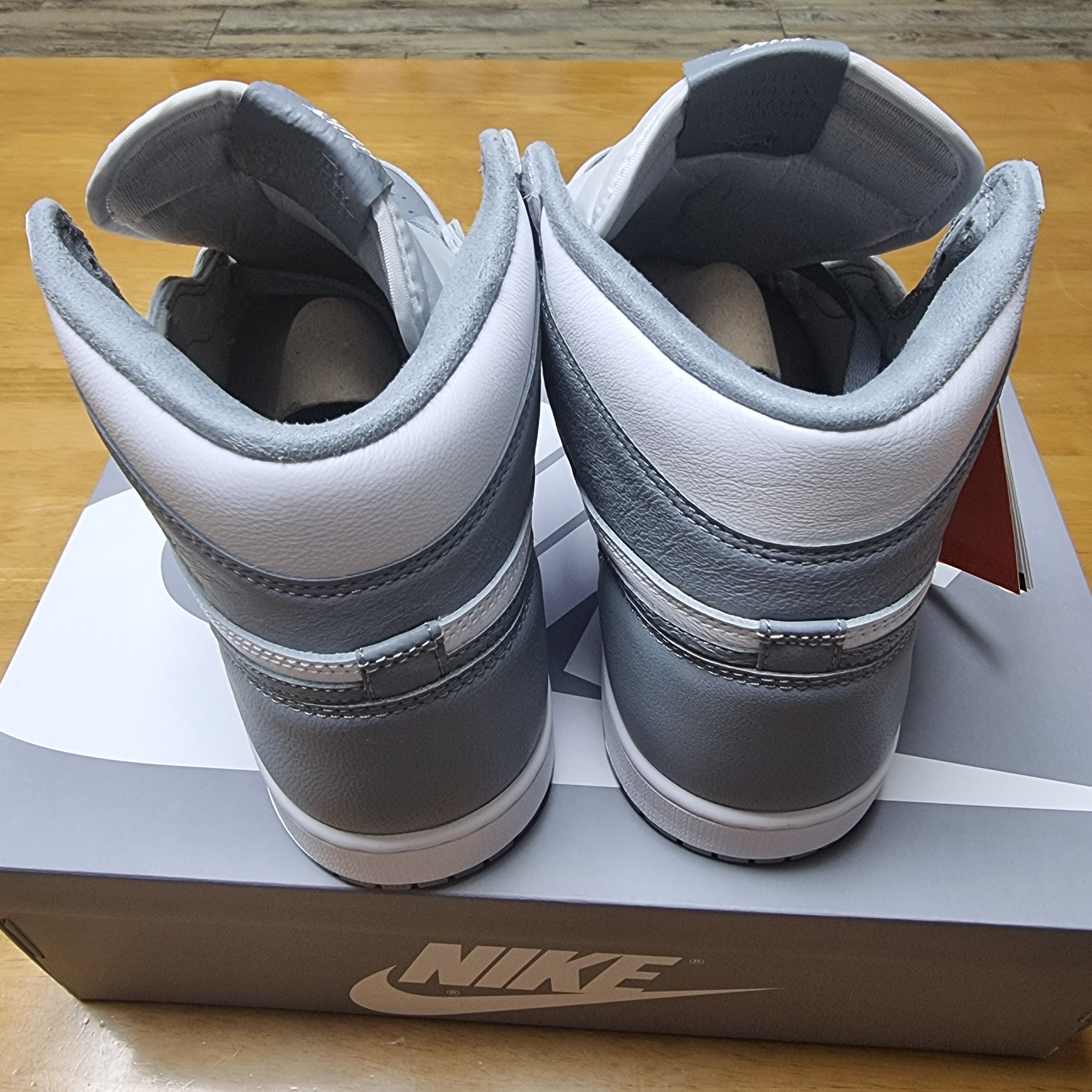 Jordan 1 Retro High OG Stealth 착용 스타일 - 3