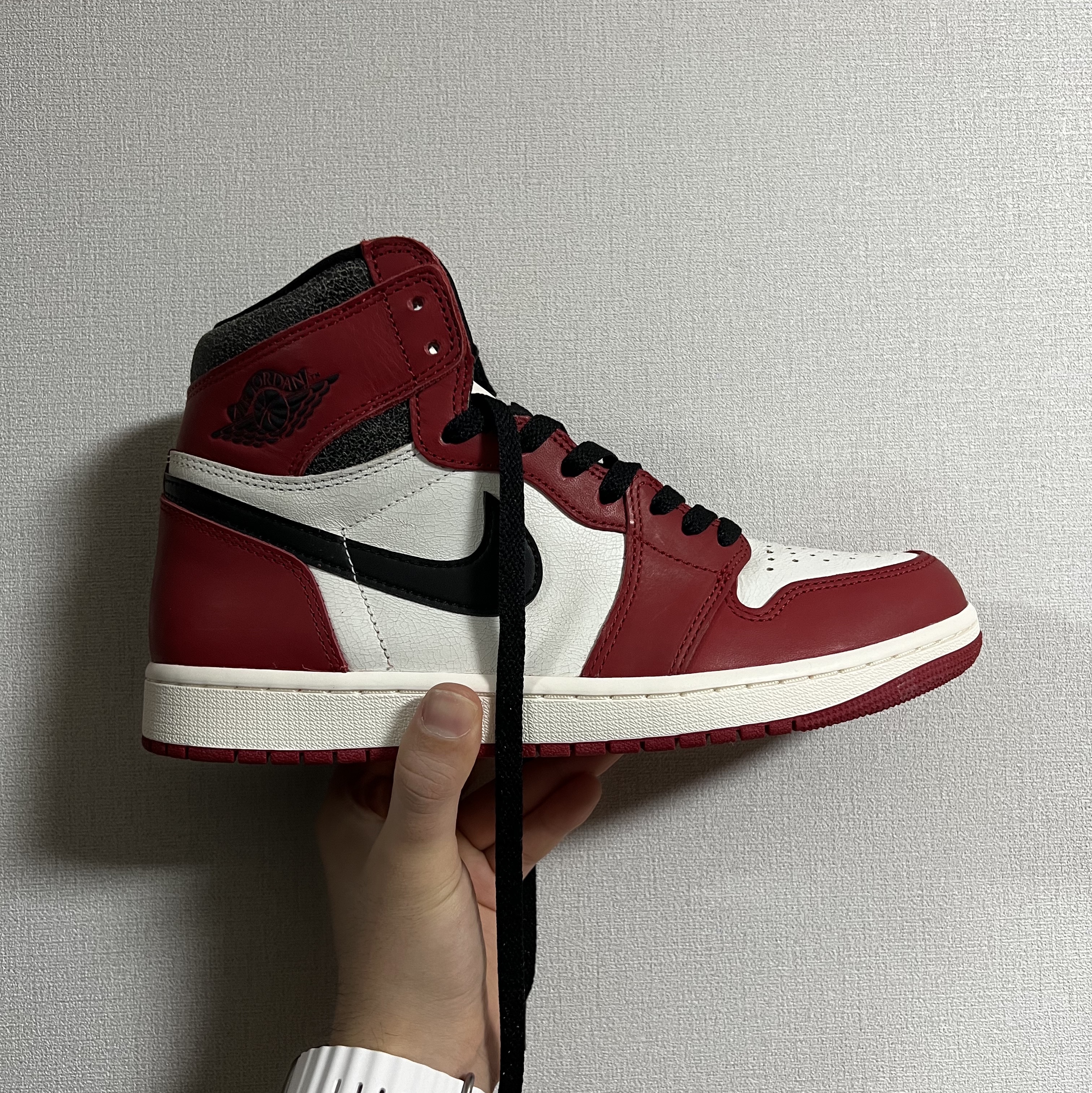 Jordan 1 Retro High OG Chicago 2022, Apple Watch Ultra 49mm Titanium Case with Ocean Band White (Korean Ver.) 착용 스타일