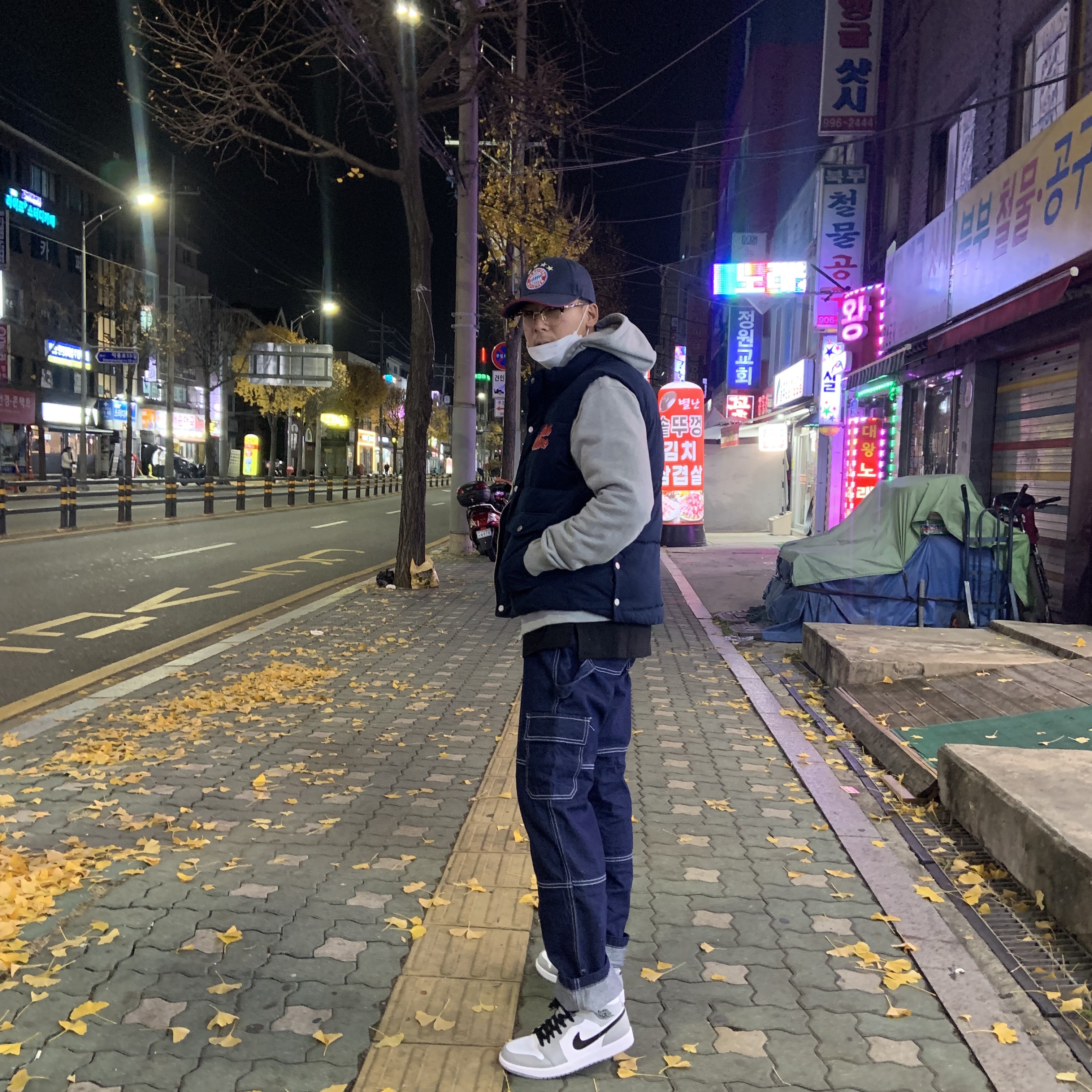 Jordan 1 Mid Light Smoke Grey, Apple AirPods Max Lightning Silver (Korean Ver.) 착용 스타일 - 2