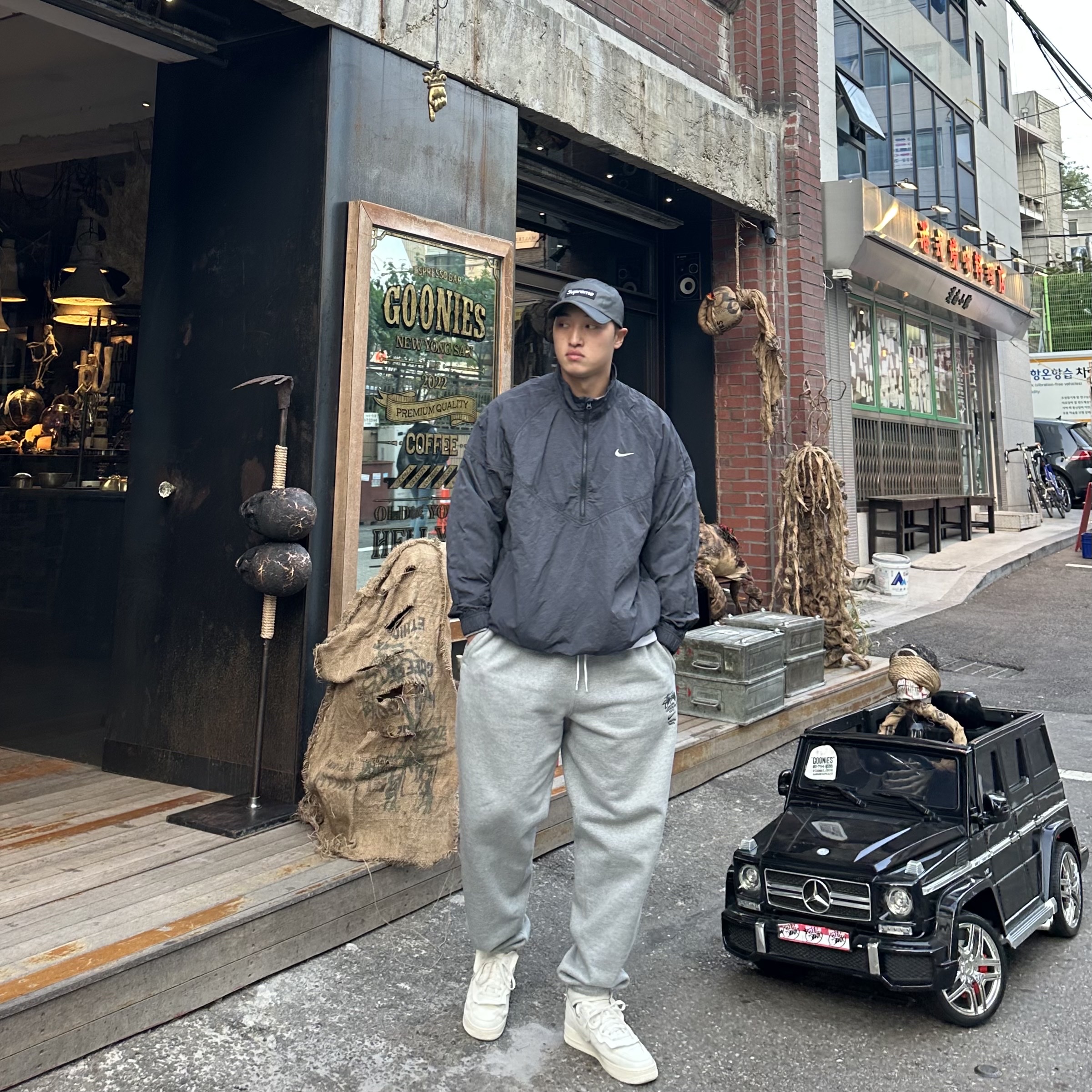 Nike x Stussy Windrunner Jacket Off Noir, Nike x Stussy NRG ZR Fleece Pants Heather Grey - US/EU 착용 스타일 - 2