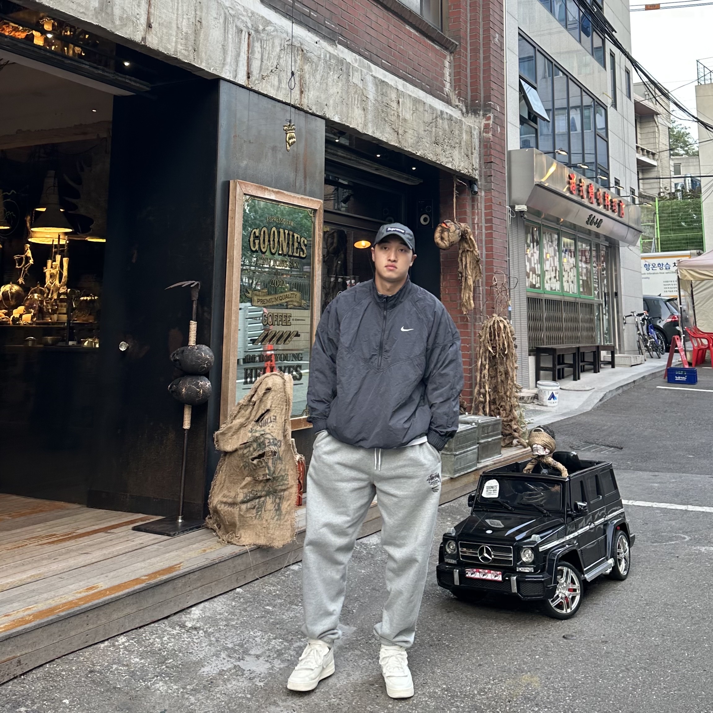 Nike x Stussy Windrunner Jacket Off Noir, Nike x Stussy NRG ZR Fleece Pants Heather Grey - US/EU 착용 스타일 - 1