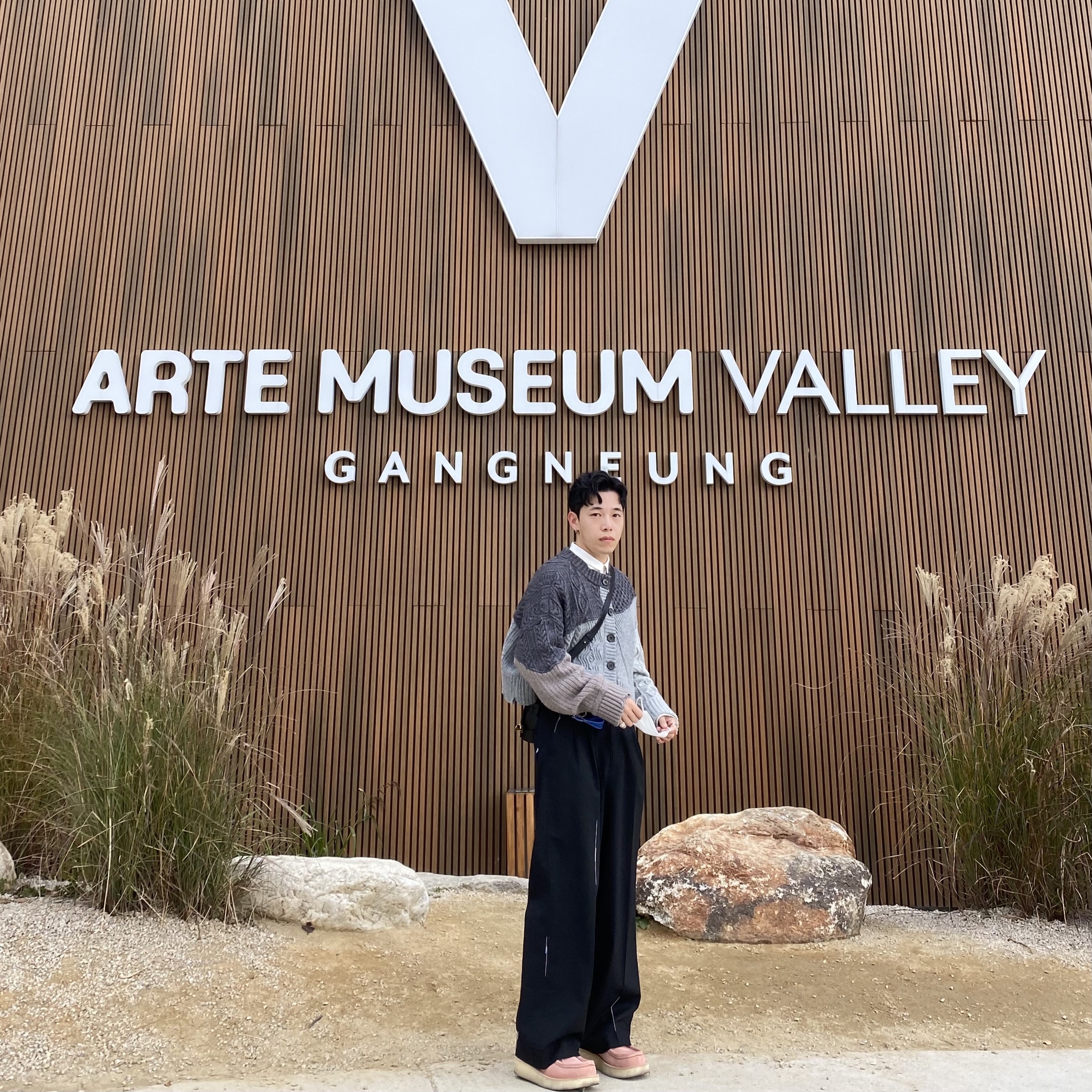 Zara x Ader Error Destroyed Crop Cardigan Blue, Zara x Ader Error Wide Pants Black 착용 스타일 - 2