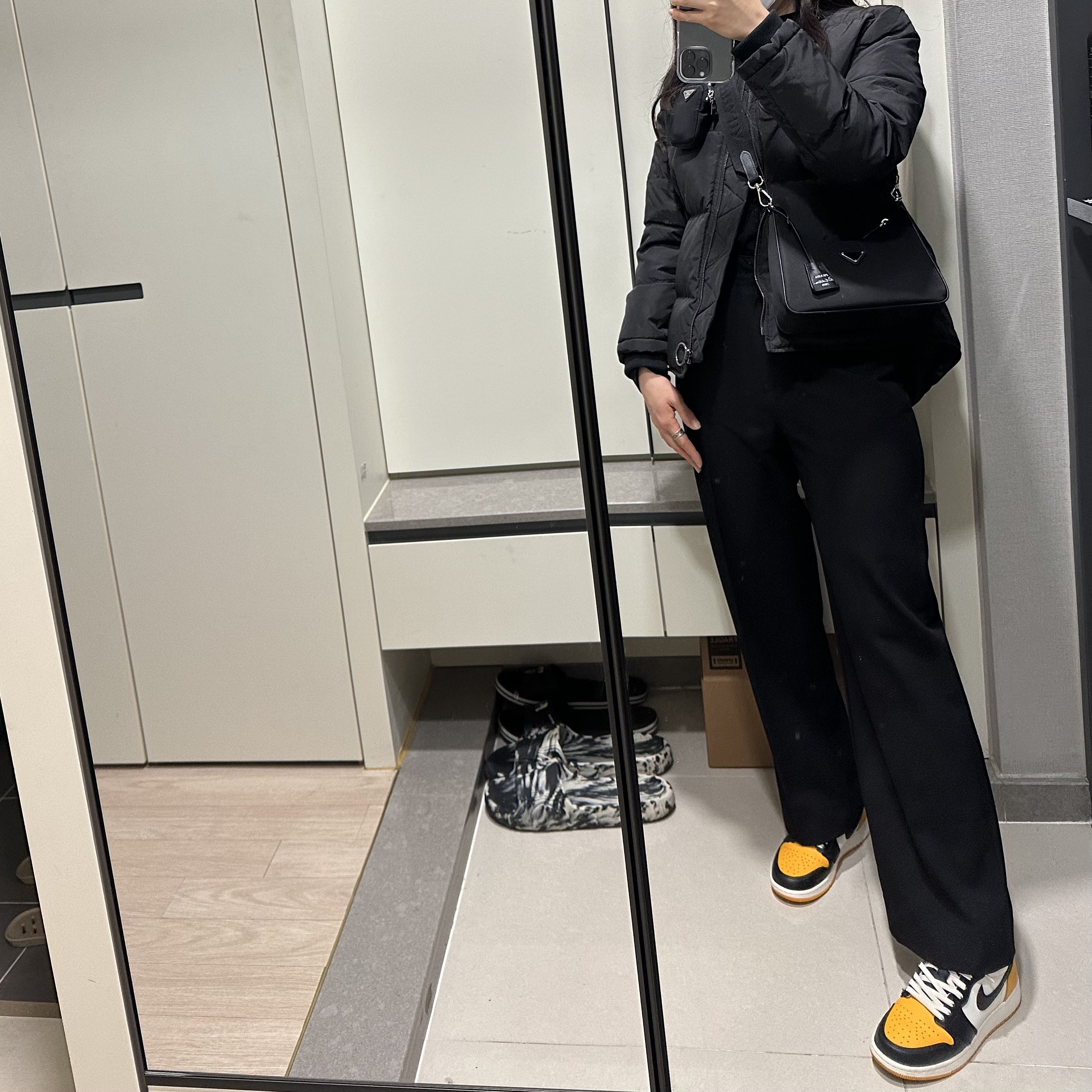 Prada Re-Edition 2005 Re-Nylon Shoulder Bag Black, (GS) Jordan 1 Retro High OG Taxi 착용 스타일