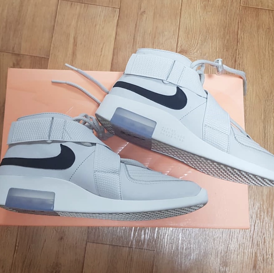 Nike x Fear of God Air Fear of God Raid Light Bone 착용 스타일