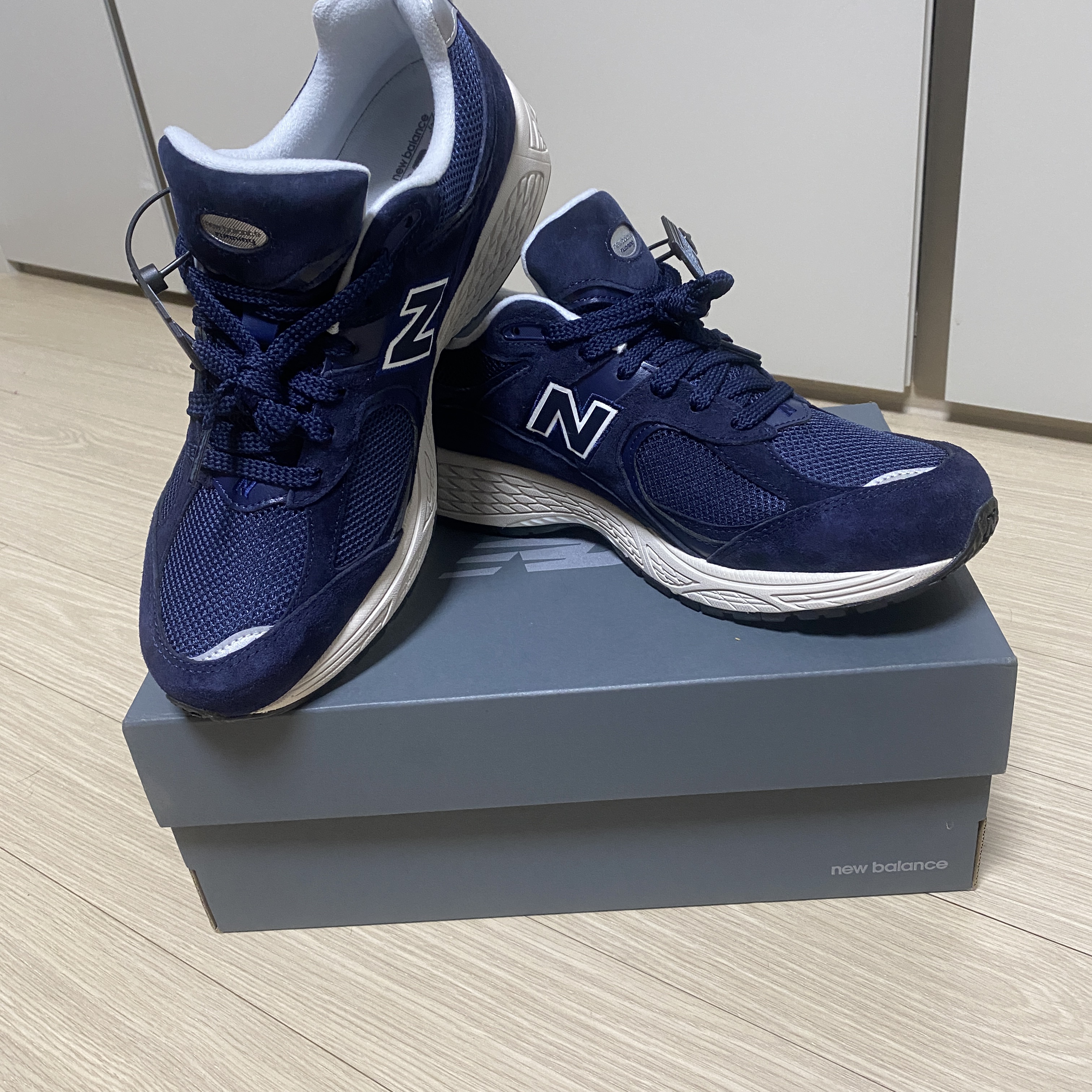 New Balance 2002R Navy 착용 스타일 - 3