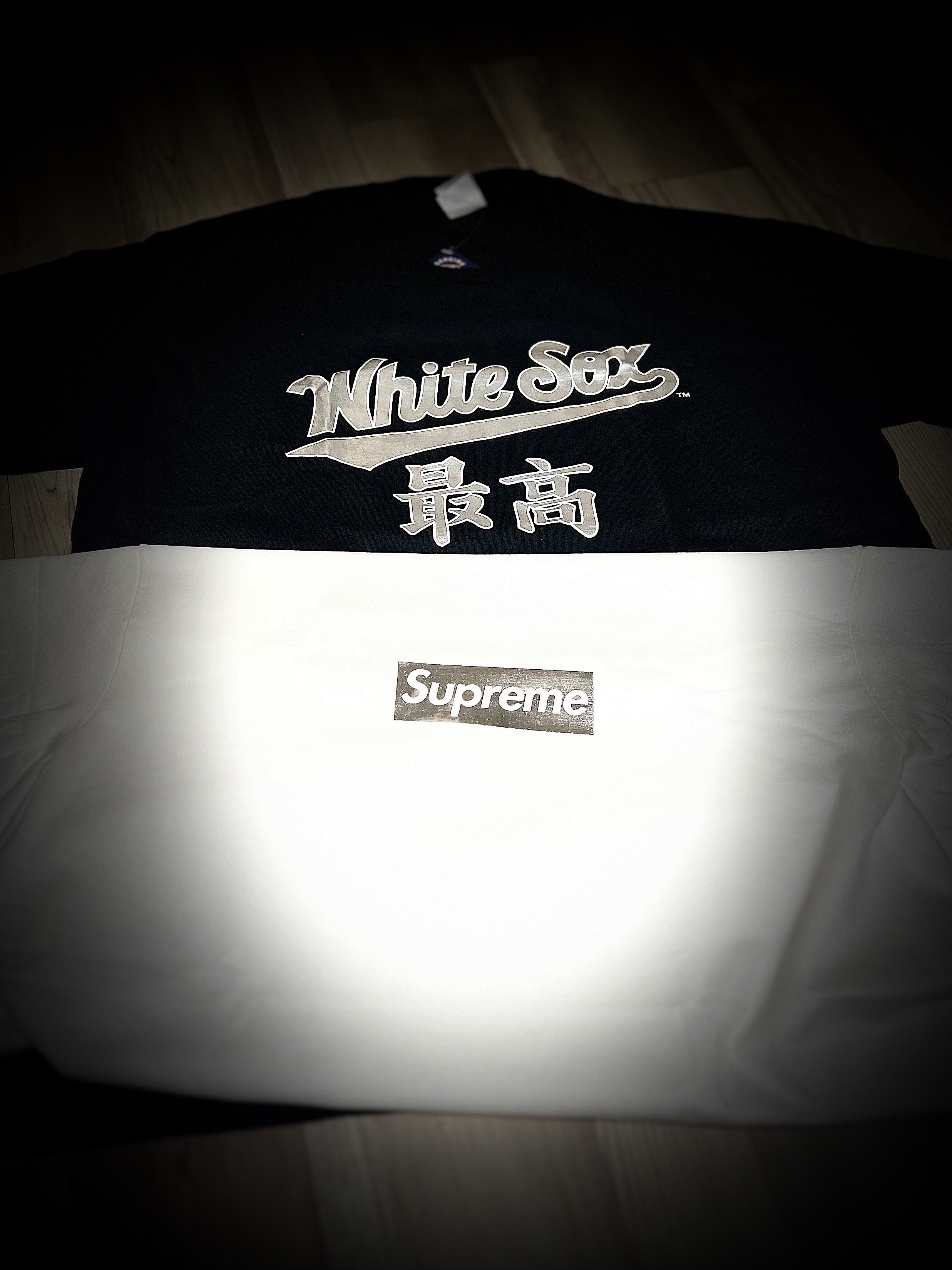Supreme x MLB Kanji Teams T-Shirt White Sox Black - 22FW, Supreme Chicago Box Logo T-Shirt White - 22FW 착용 스타일 - 1