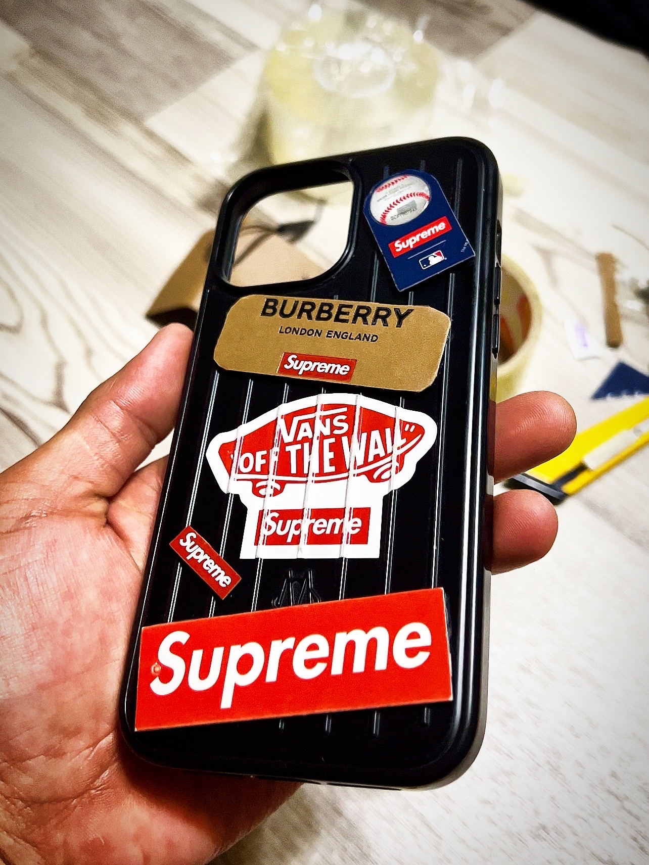 Rimowa iPhone 13 Pro Max Aluminium Case Silver 착용 스타일 - 1