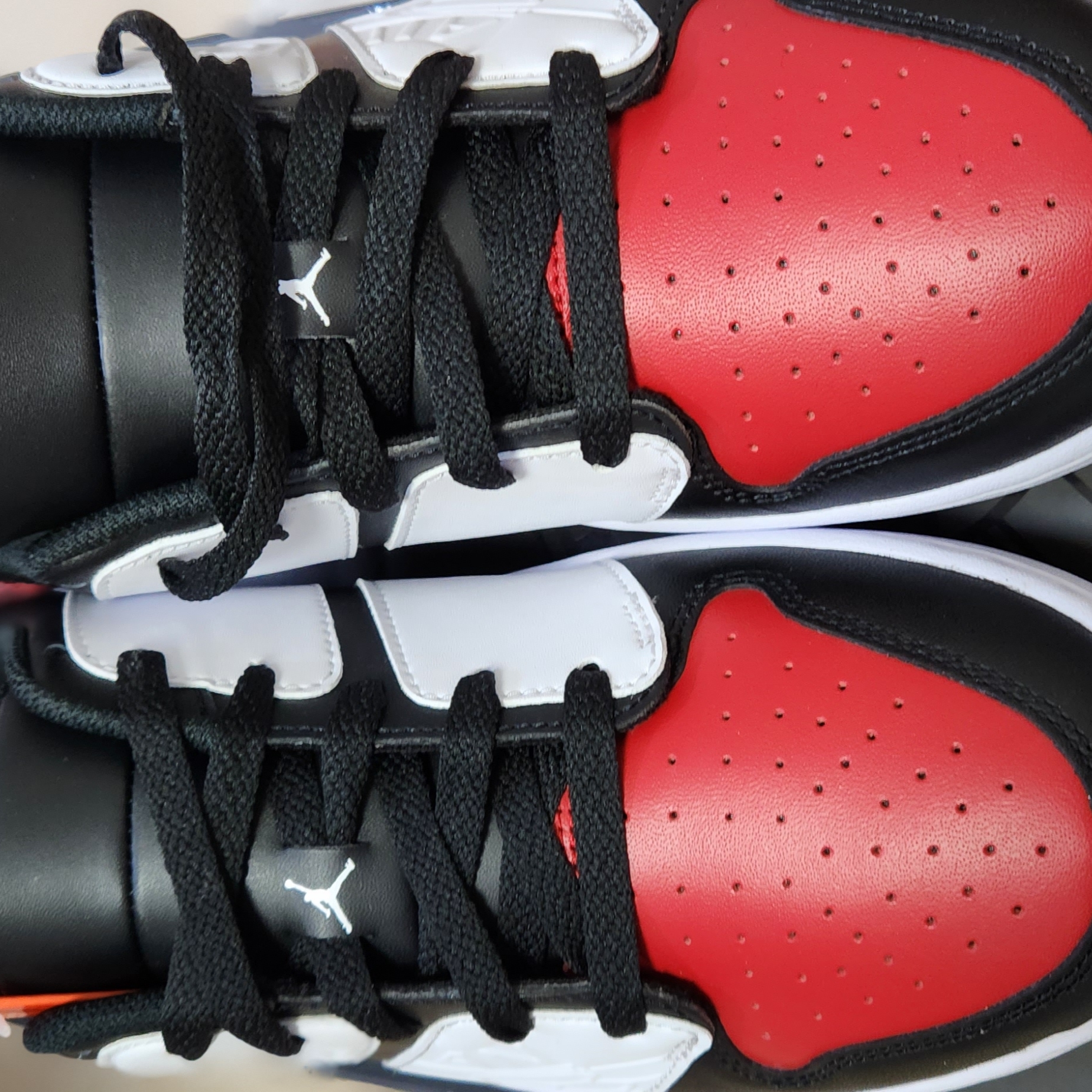 Jordan Nu Retro 1 Low Varsity Red 착용 스타일 - 2