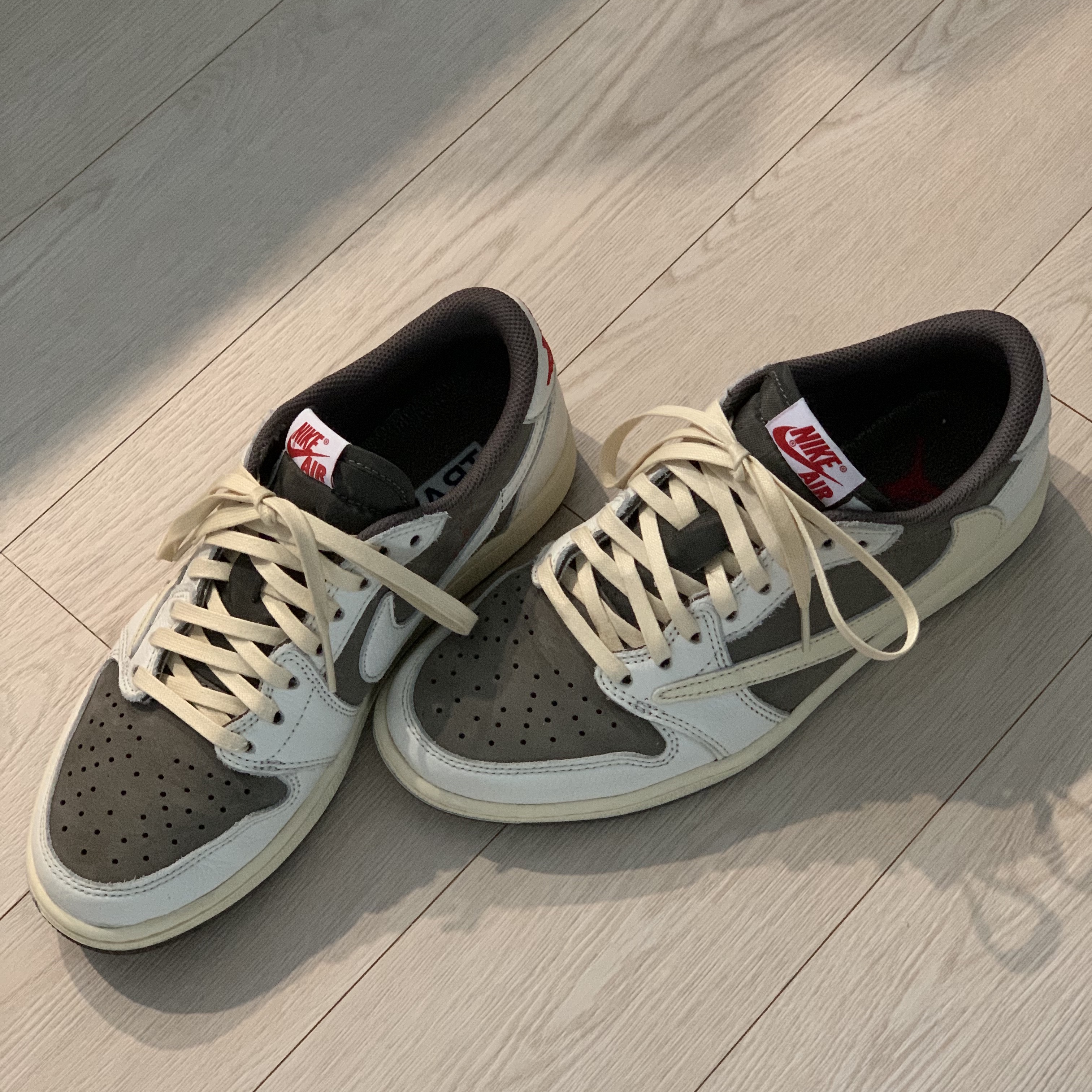 Jordan 1 x Travis Scott Retro Low OG SP Sail and Ridgerock 착용 스타일