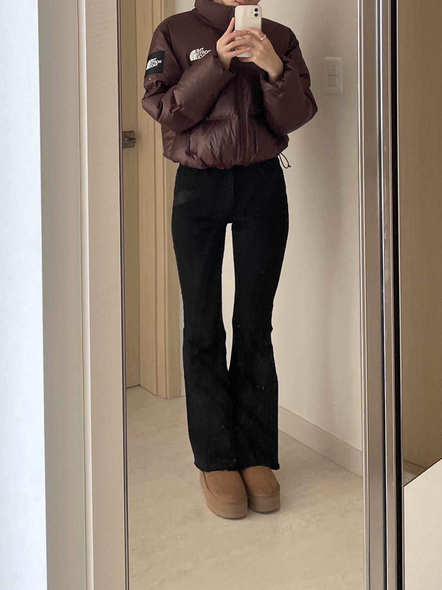 (W) The North Face White Label Novelty Nuptse Down Jacket Cocoa Brown, (W) UGG Classic Ultra Mini Platform Boots Chestnut 착용 스타일 - 1