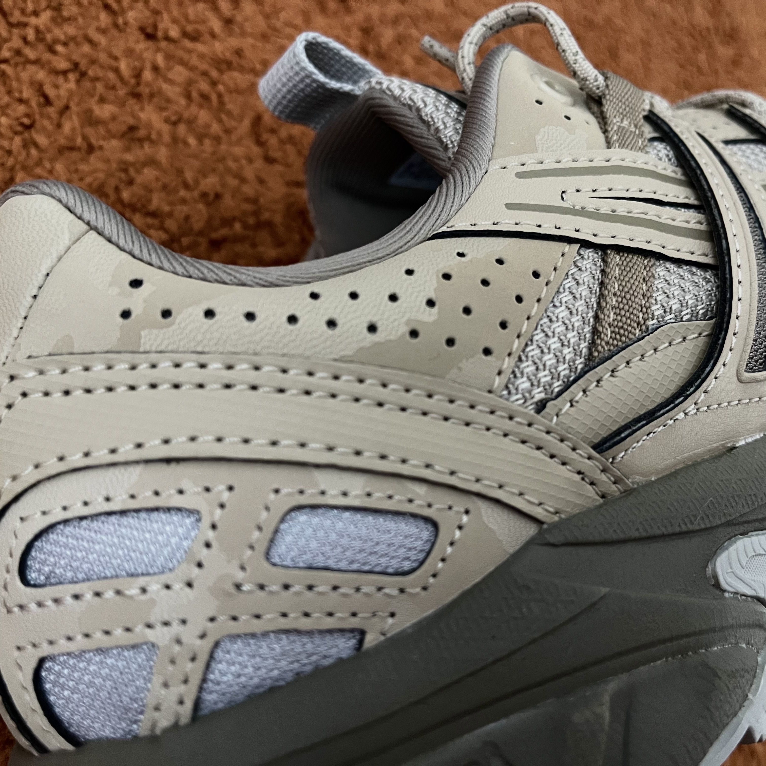 Asics Gel-Sonoma 15-50 Feather Grey Wood Crepe 착용 스타일 - 2