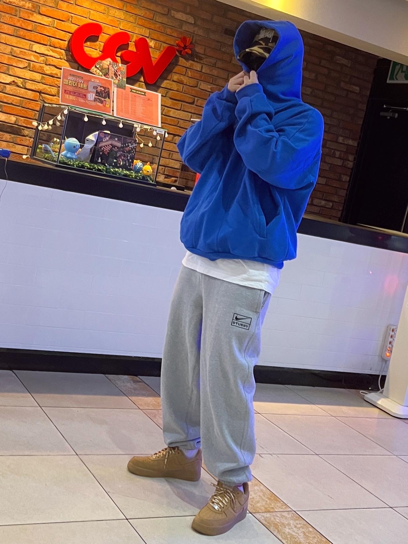 Stussy x BAPE Trucker Cap Yellow, Nike x Stussy NRG RA Fleece Pants Dark Grey Heather (DJ9490-063) 착용 스타일 - 2