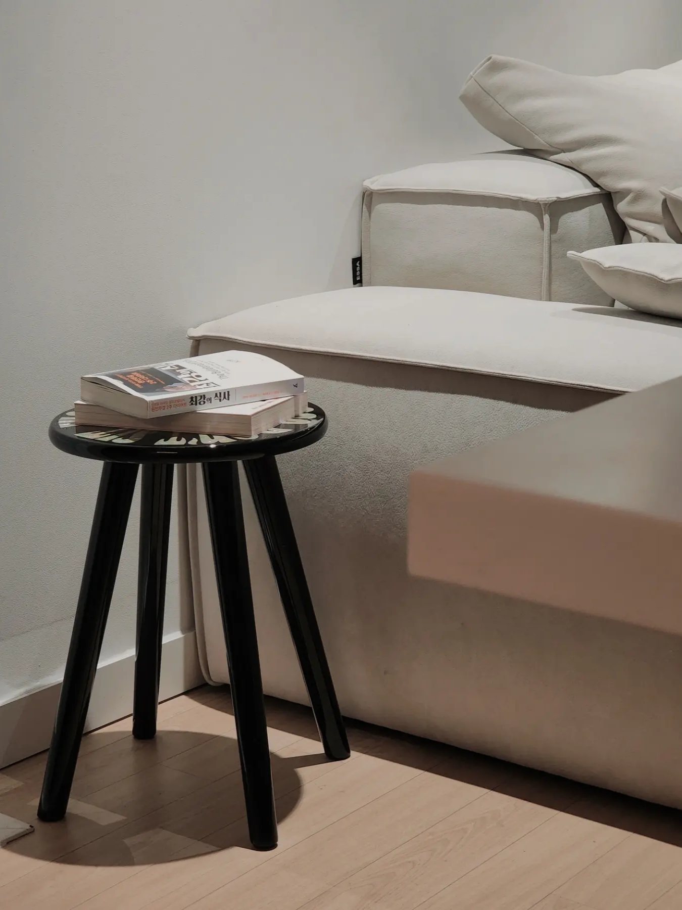 Say Touche Jagae Stool Black 착용 스타일 - 3