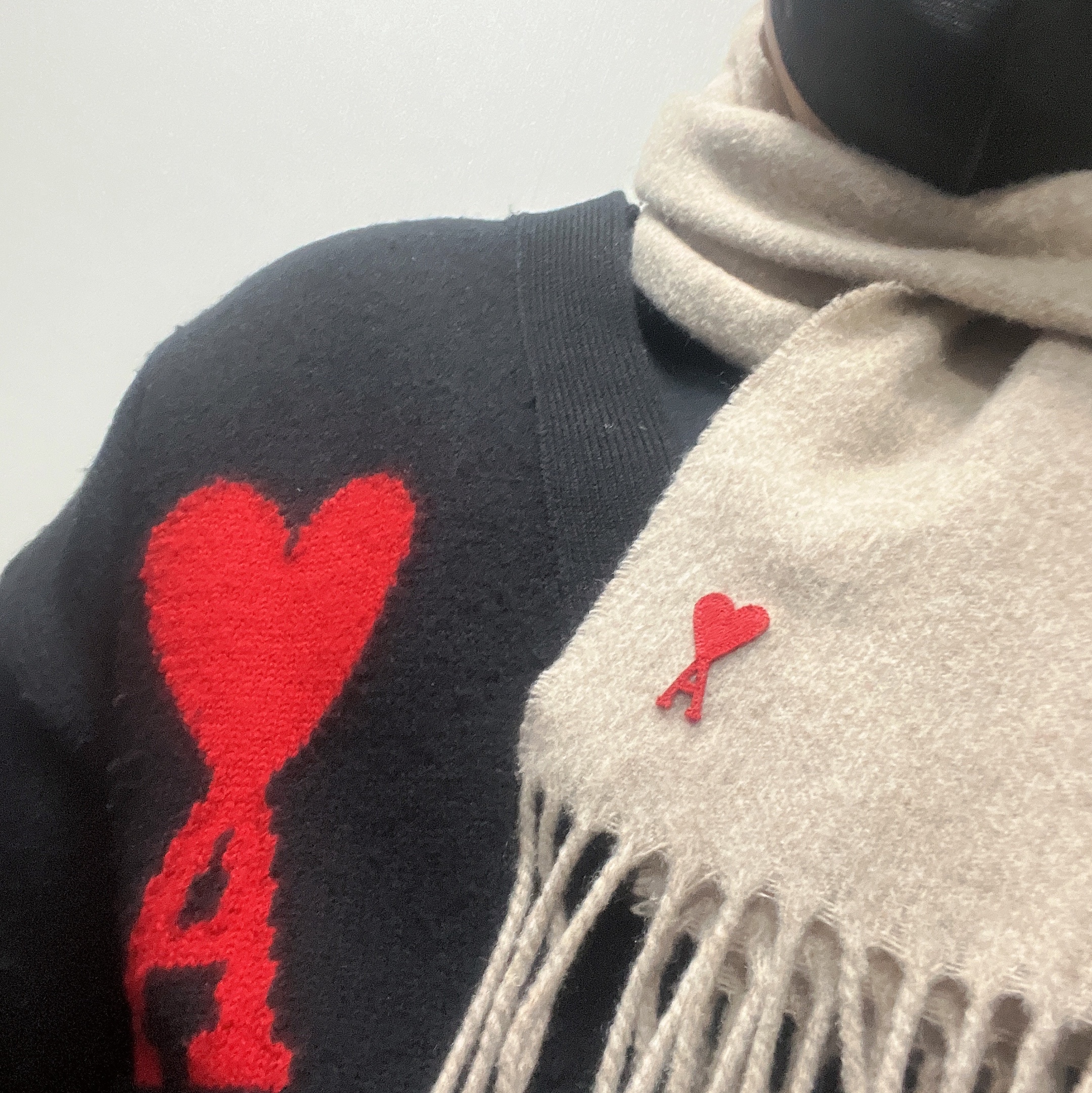 AMI de Coeur Oversize Cardigan Black - 22SS, AMI de Coeur Classic Muffler Champagne 착용 스타일