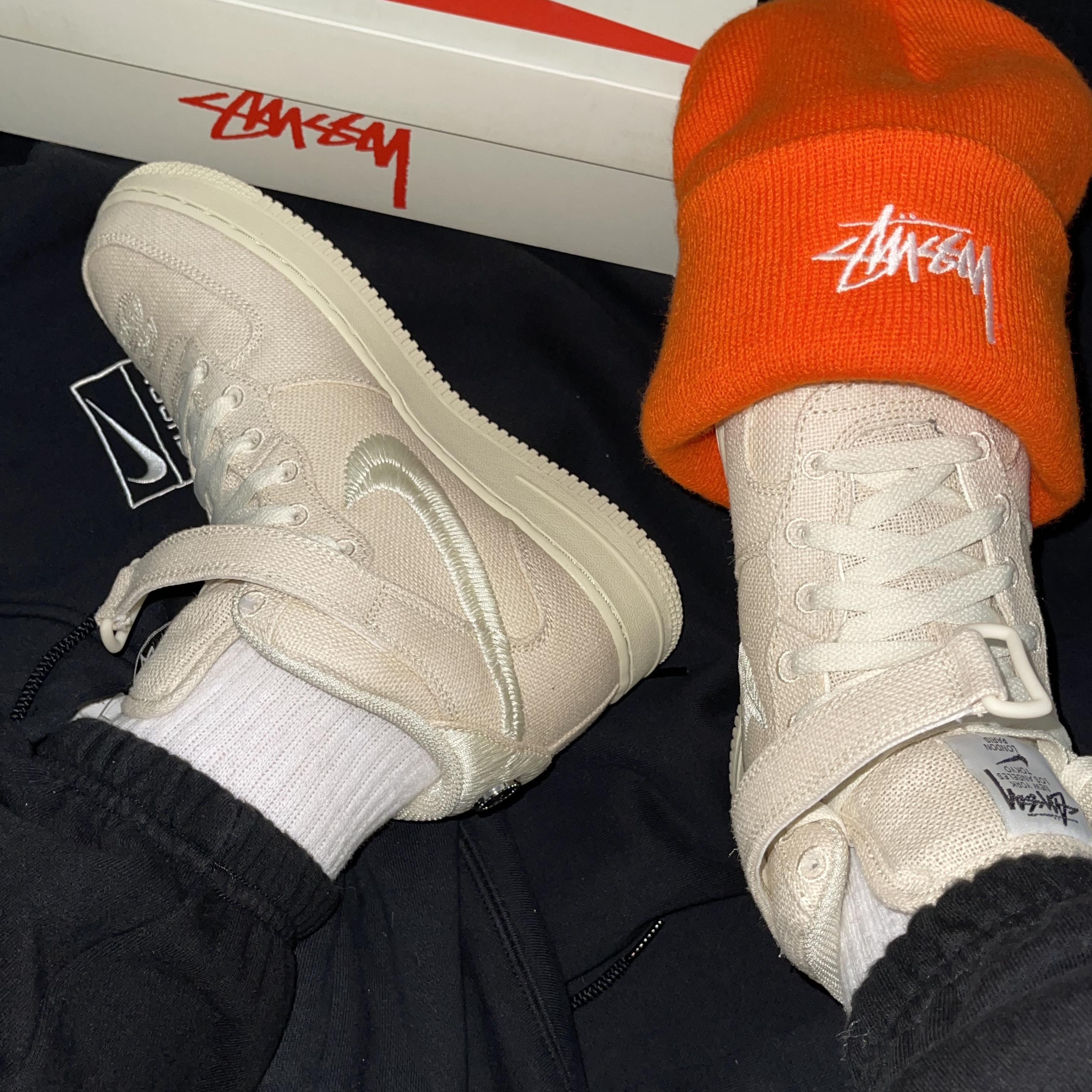 Nike x Stussy Air Force 1 '07 Mid SP Fossil, Nike x Stussy NRG RA Washed Pullover Hoodie Black (DN4028-010) 착용 스타일