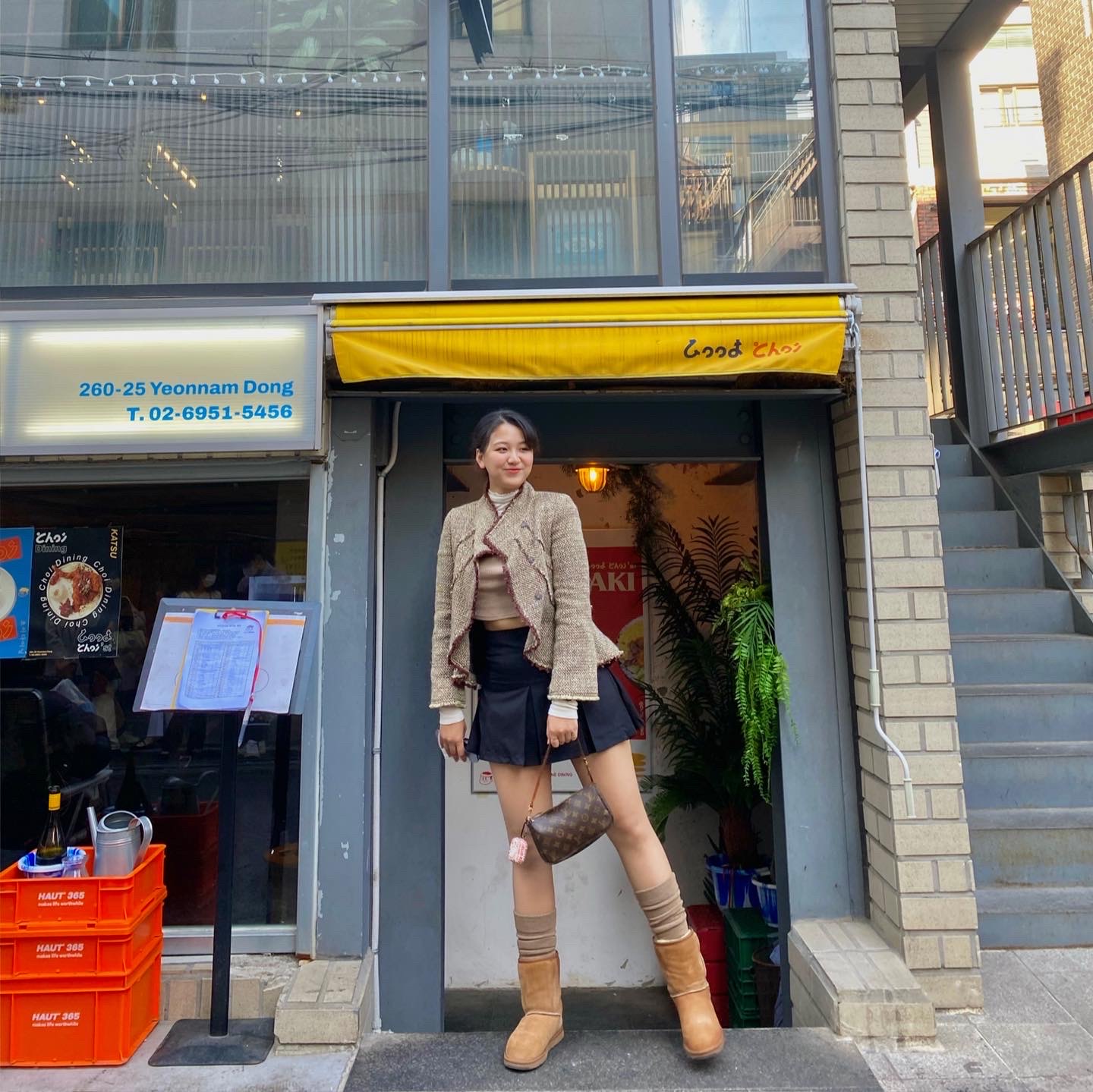 (W) UGG Classic Tall II Boots Chestnut, Louis Vuitton Pochette Accessoires NM Monogram 착용 스타일 - 2