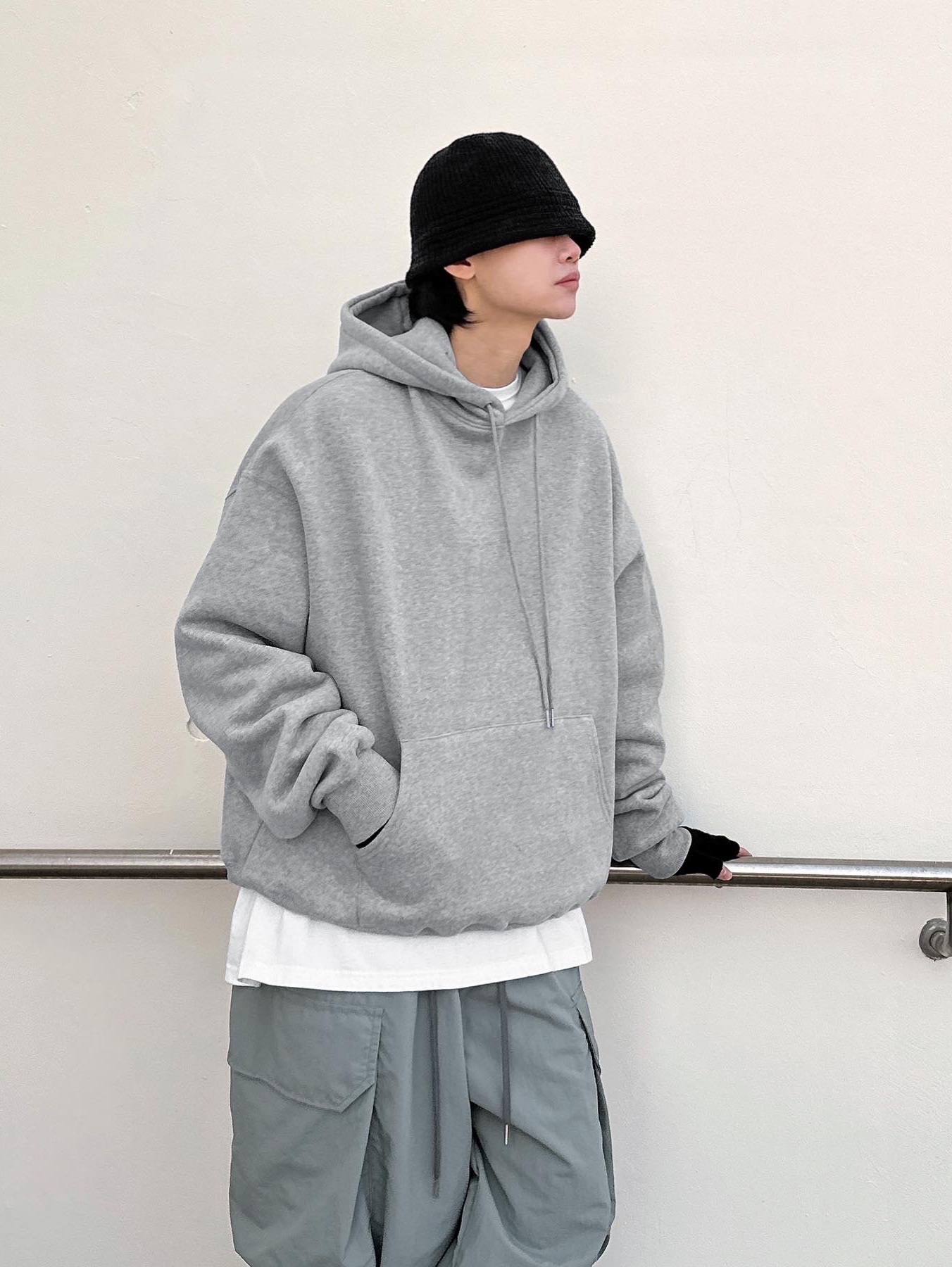 Balenciaga Defender Sneakers Beige 착용 스타일 - 2