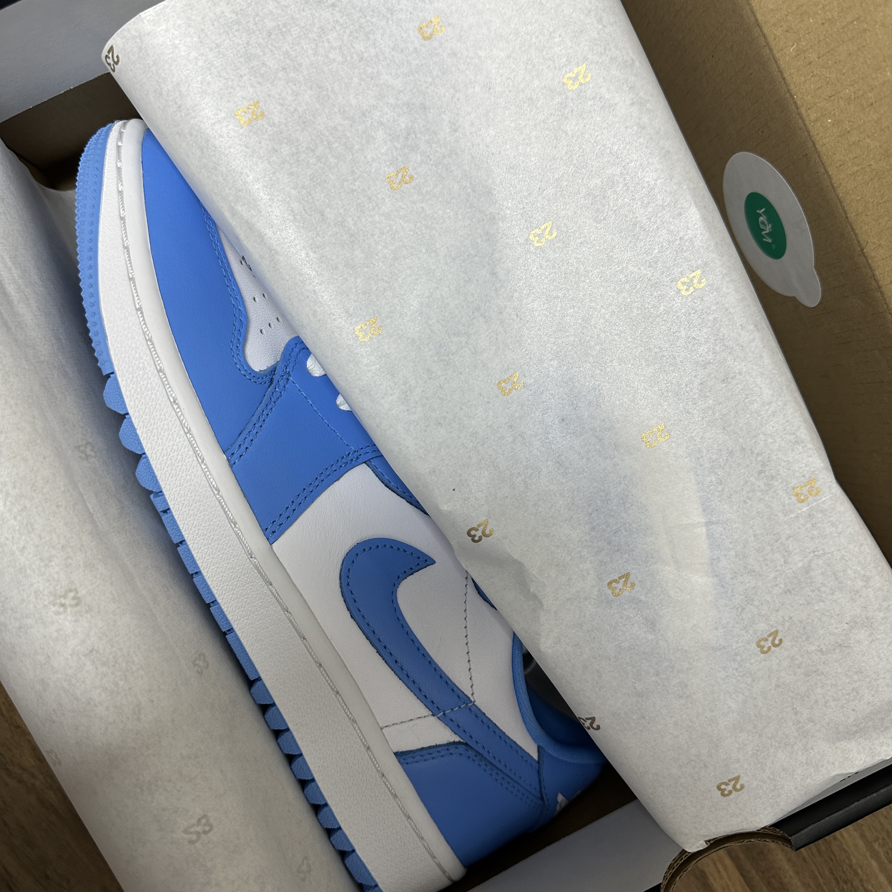 Jordan 1 Low Golf White and University Blue 착용 스타일 - 2