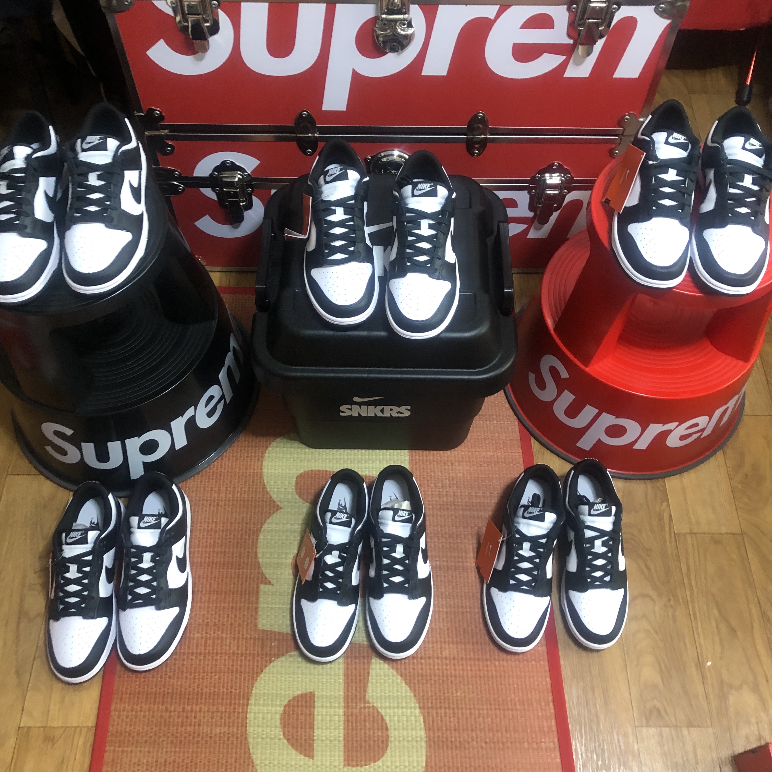 Nike Dunk Low Retro Black, Supreme Rhino Trunk Red - 22SS 착용 스타일