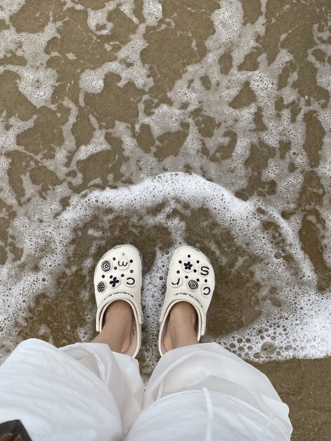Crocs x 10 Corso Como Classic Clog Stucco 착용 스타일 - 2
