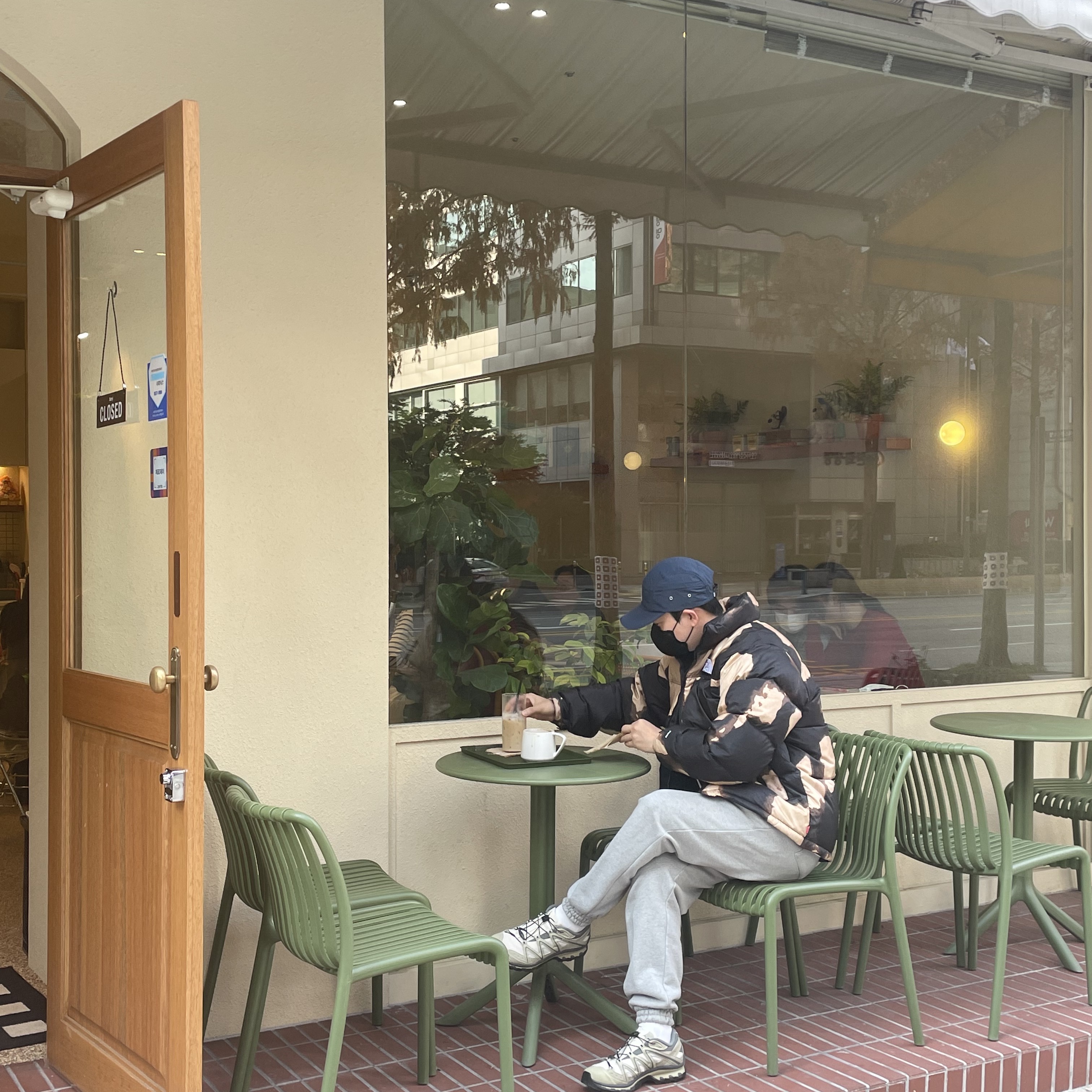 Supreme x The North Face Bleached Denim Print Nuptse Jacket Black - 21FW, Salomon XT-Quest ADV Turtledove Moss Grey 착용 스타일